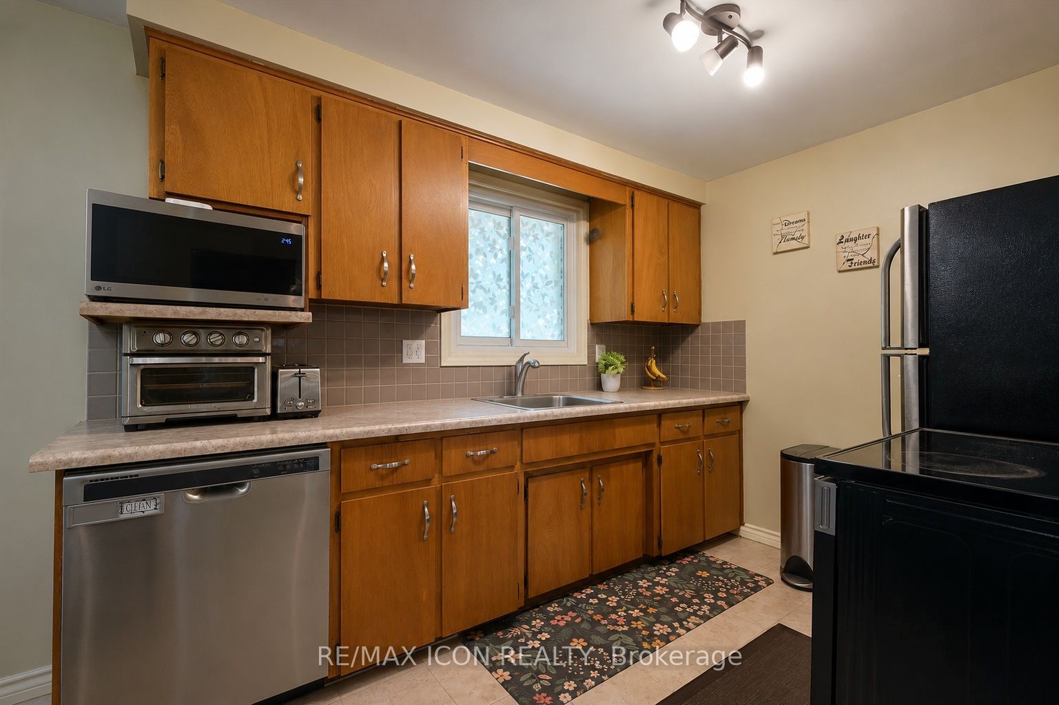 165 Selkirk Drive, Kitchener, ON N2E 1M5 photo 4