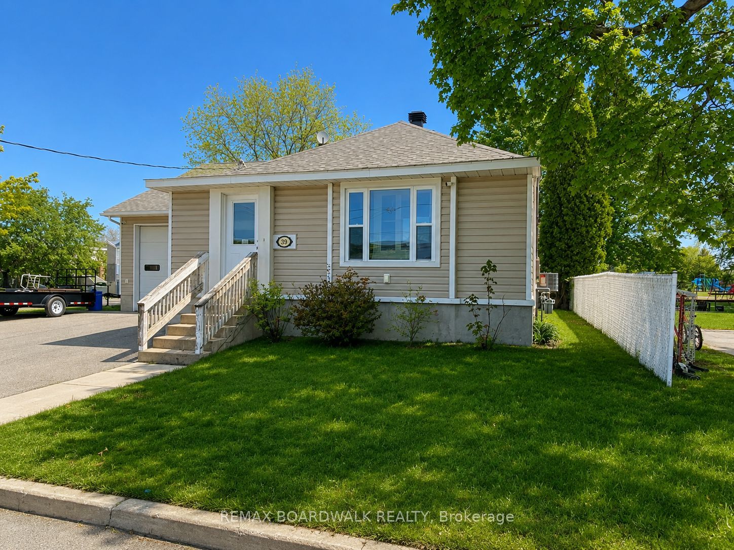 39 Condie Street, Smiths Falls, ON K7A 2T3 photo 2