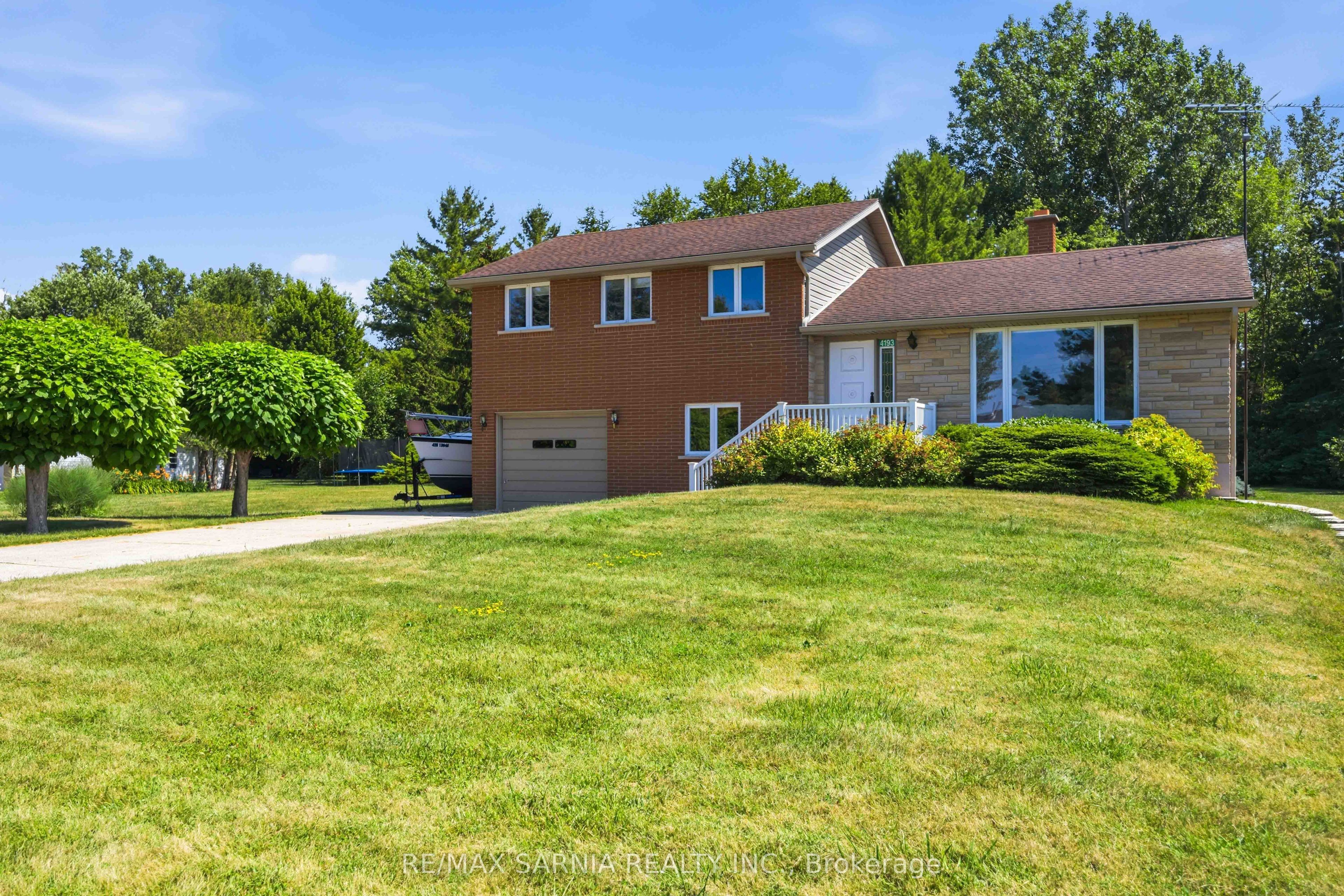 4193 Bluepoint Drive, Plympton-Wyoming, ON N0N 1J6