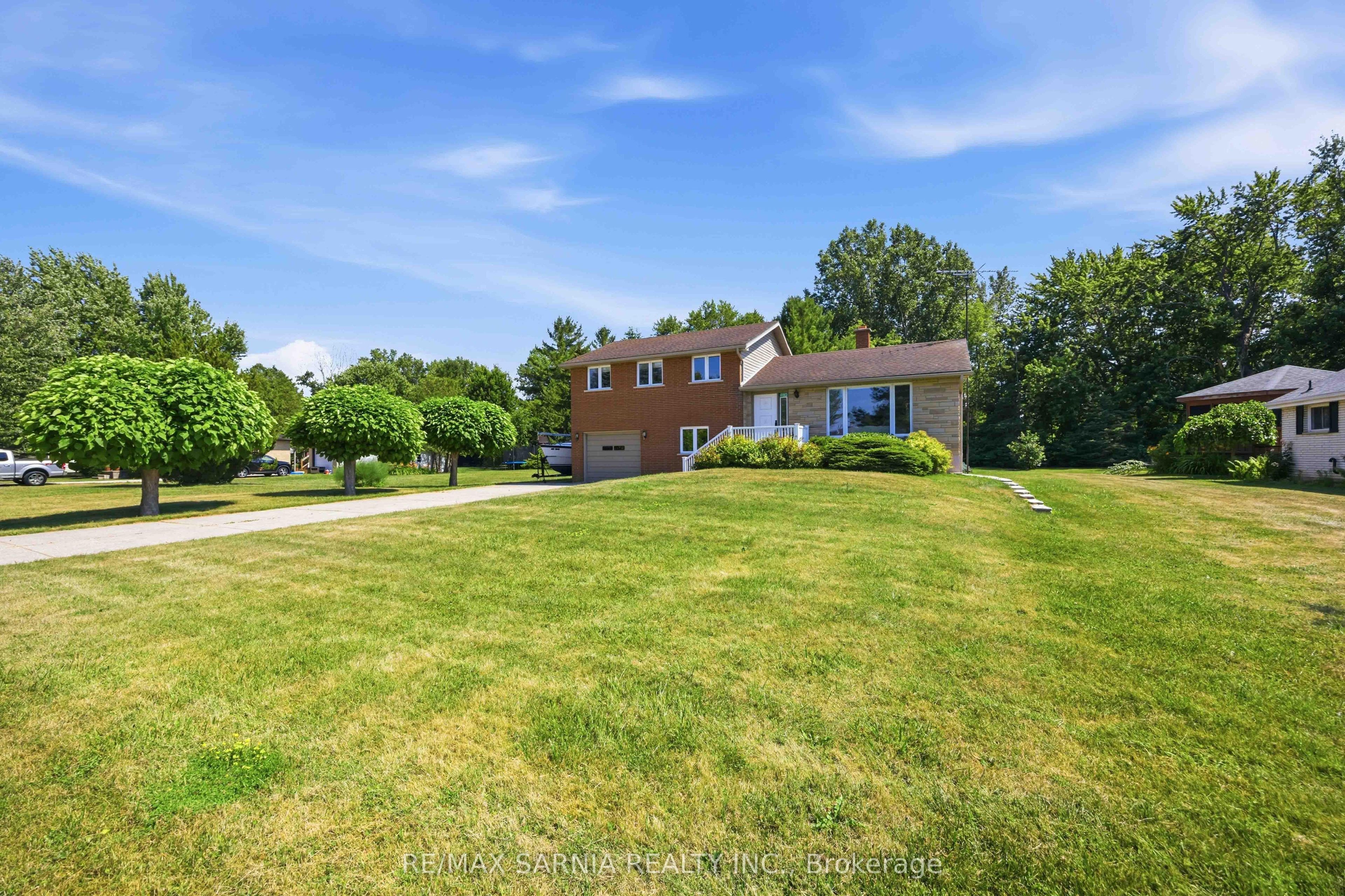 4193 Bluepoint Drive, Plympton-Wyoming, ON N0N 1J6 photo 2