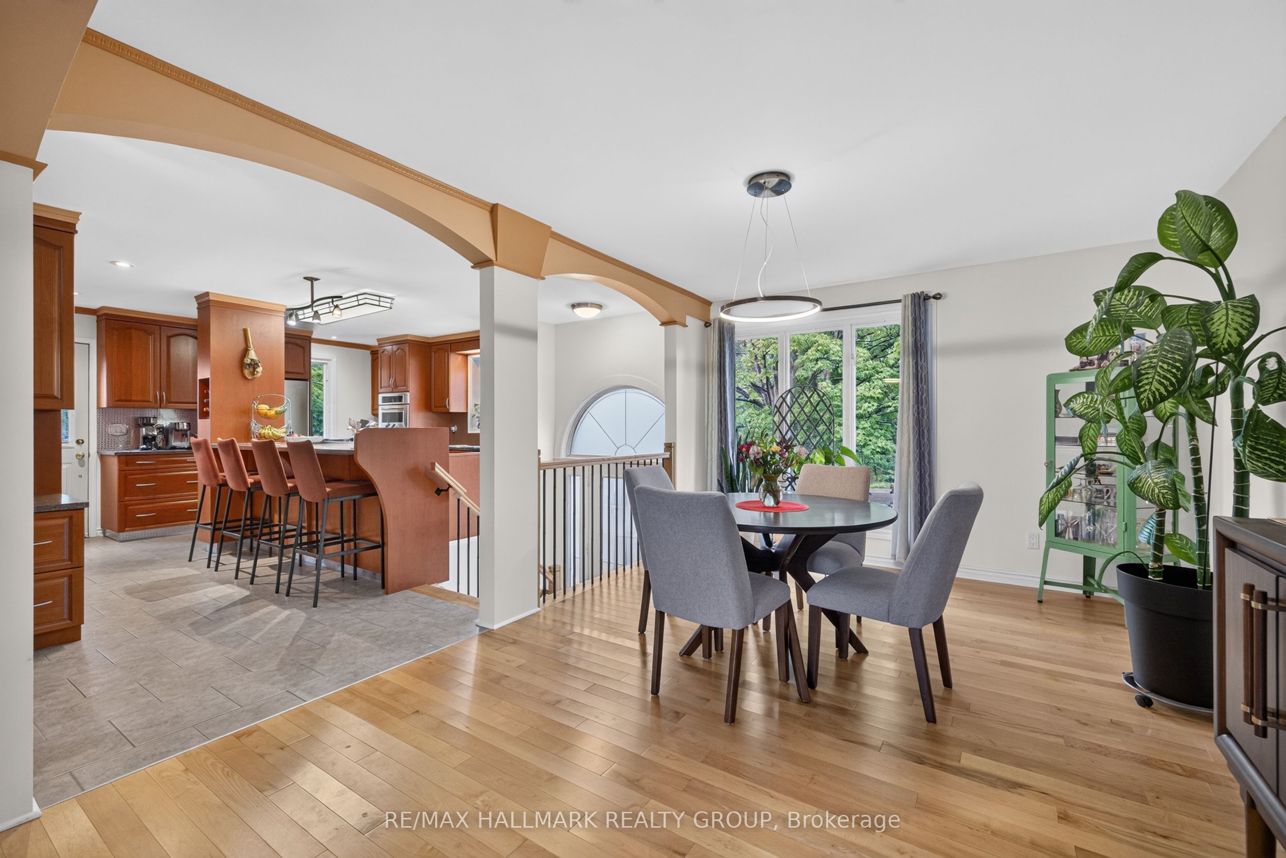 1100 Bathgate Drive, Cyrville - Carson Grove - Pineview, ON K1J 8G1 photo 4