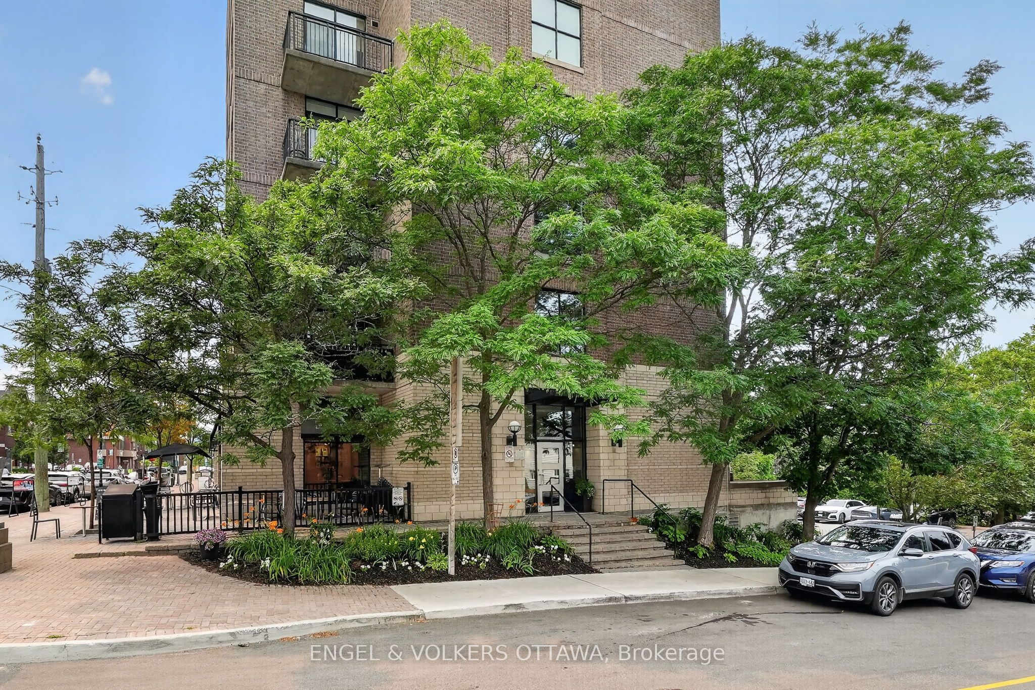 150 Caroline Avenue 203, Tunneys Pasture and Ottawa West, ON K1Y 4X8 photo 2
