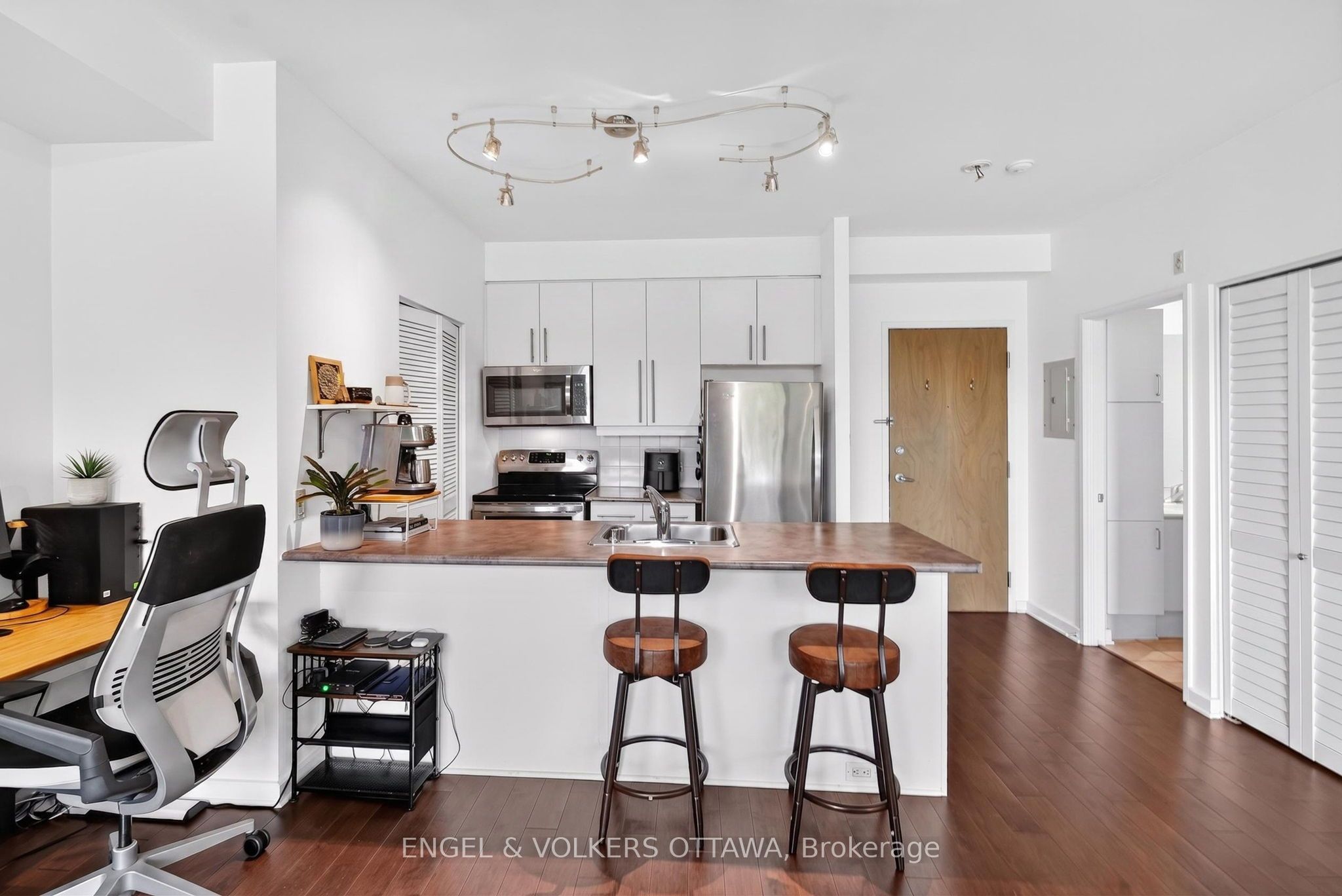150 Caroline Avenue 203, Tunneys Pasture and Ottawa West, ON K1Y 4X8 photo 3