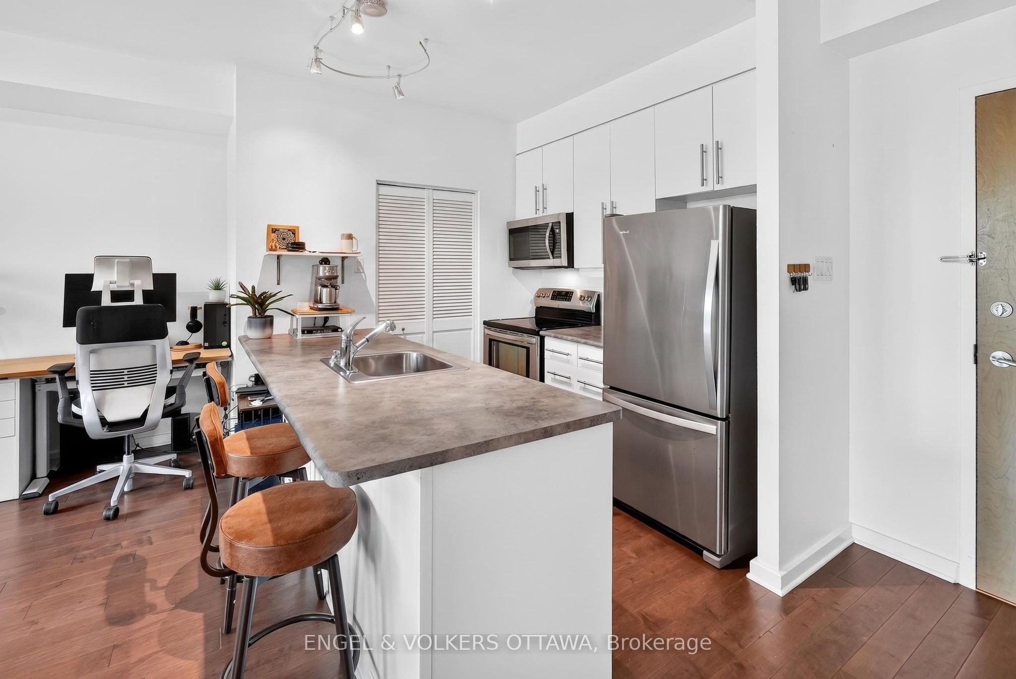 150 Caroline Avenue 203, Tunneys Pasture and Ottawa West, ON K1Y 4X8 photo 4