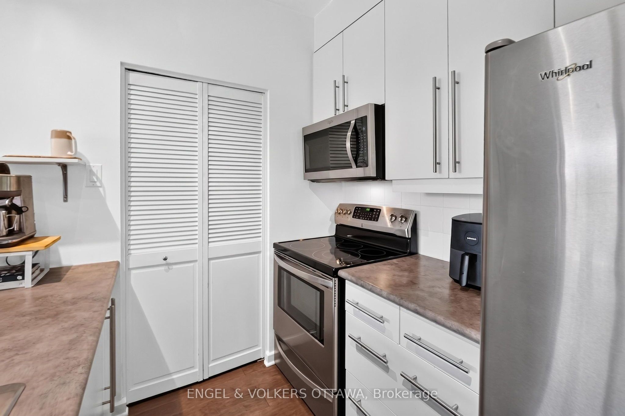 150 Caroline Avenue 203, Tunneys Pasture and Ottawa West, ON K1Y 4X8 photo 5