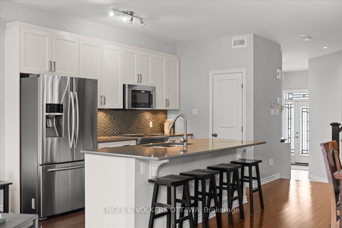 520 Rochefort Circle, Orleans - Cumberland and Area, ON K4A 0M8 photo 3