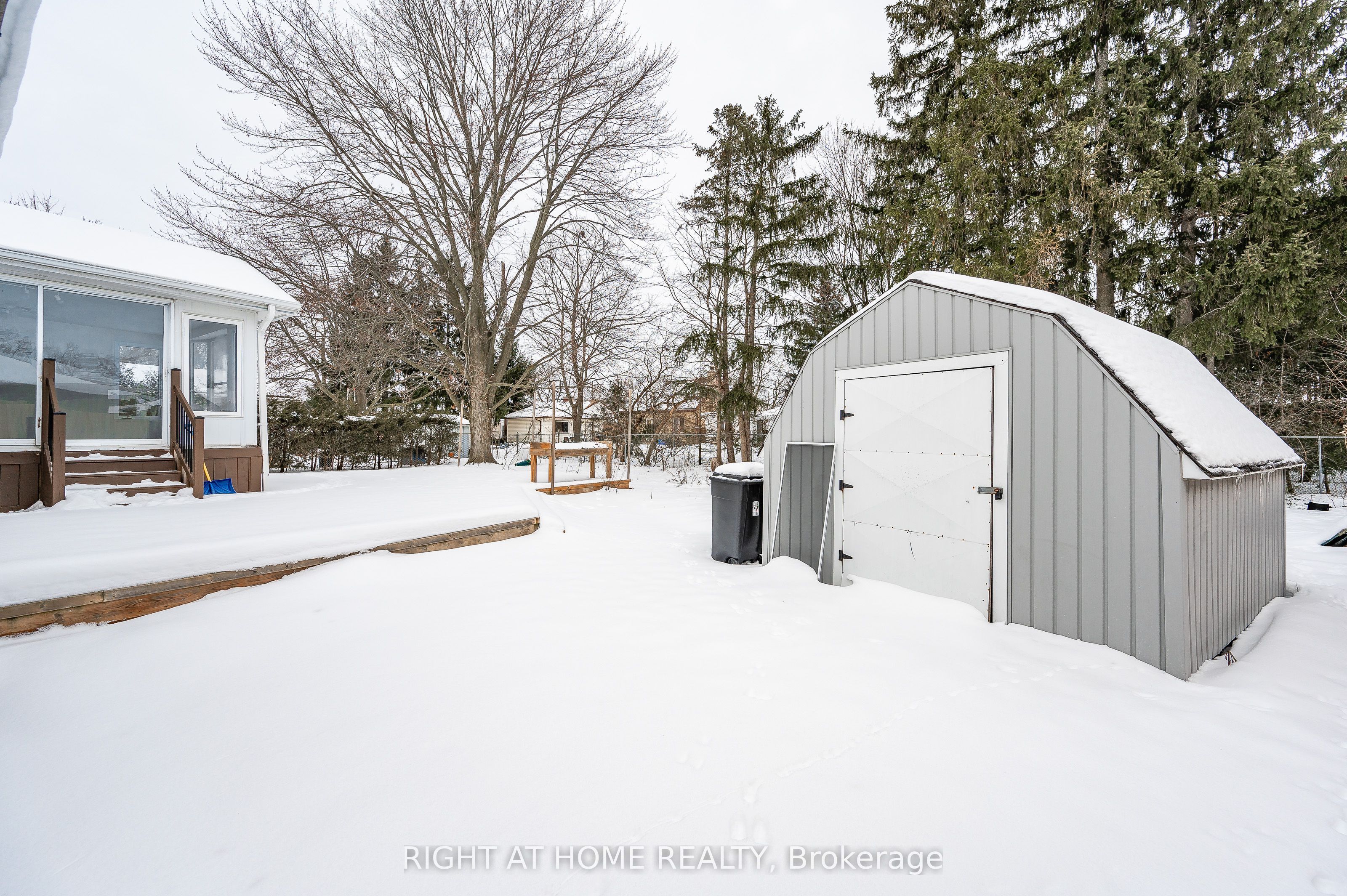 18 Ridgewood Avenue, Kitchener, ON N2H 4L2