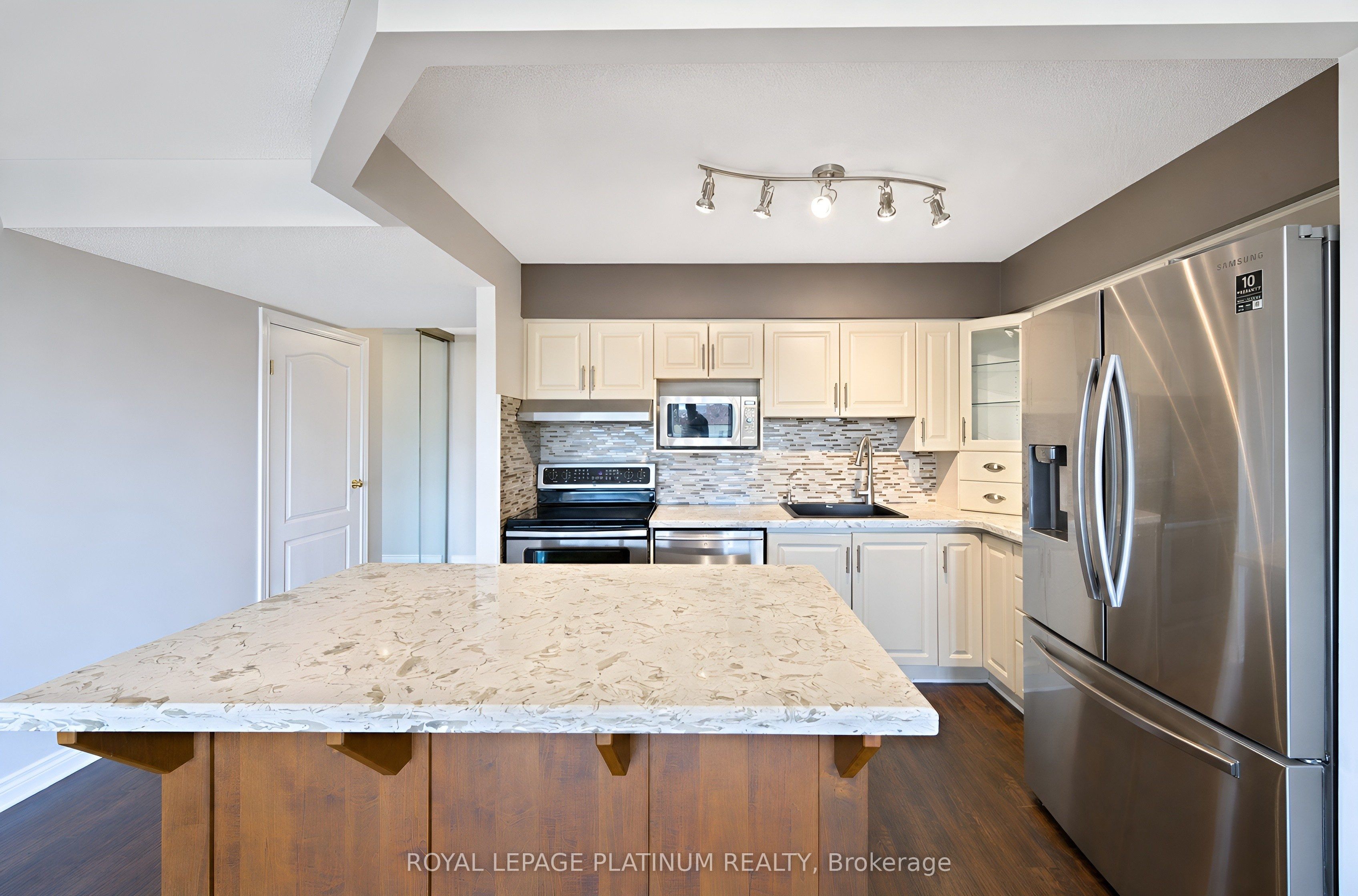 688 Preston Parkway 401, Cambridge, ON N3H 5K6 photo 5