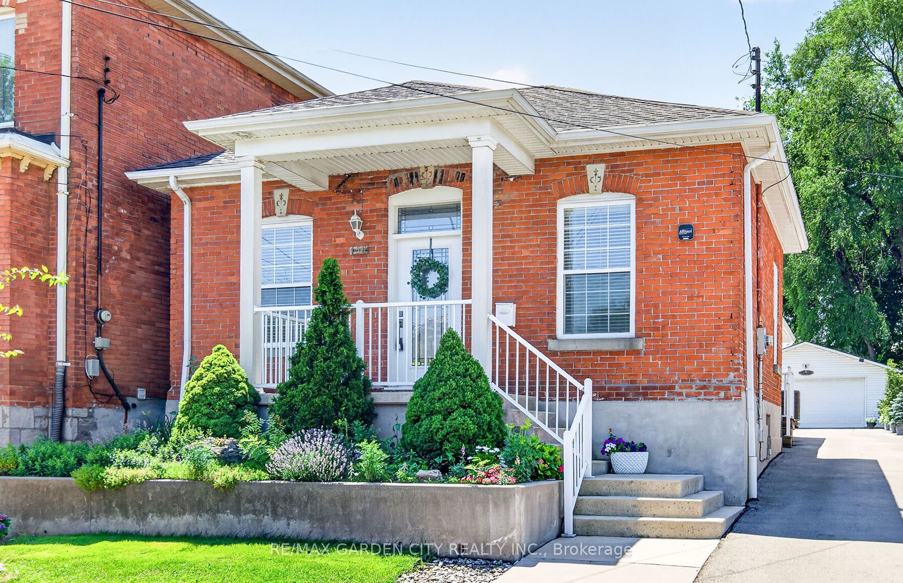 156 SIMCOE Street E, Hamilton, ON L8L 3N8 photo 2