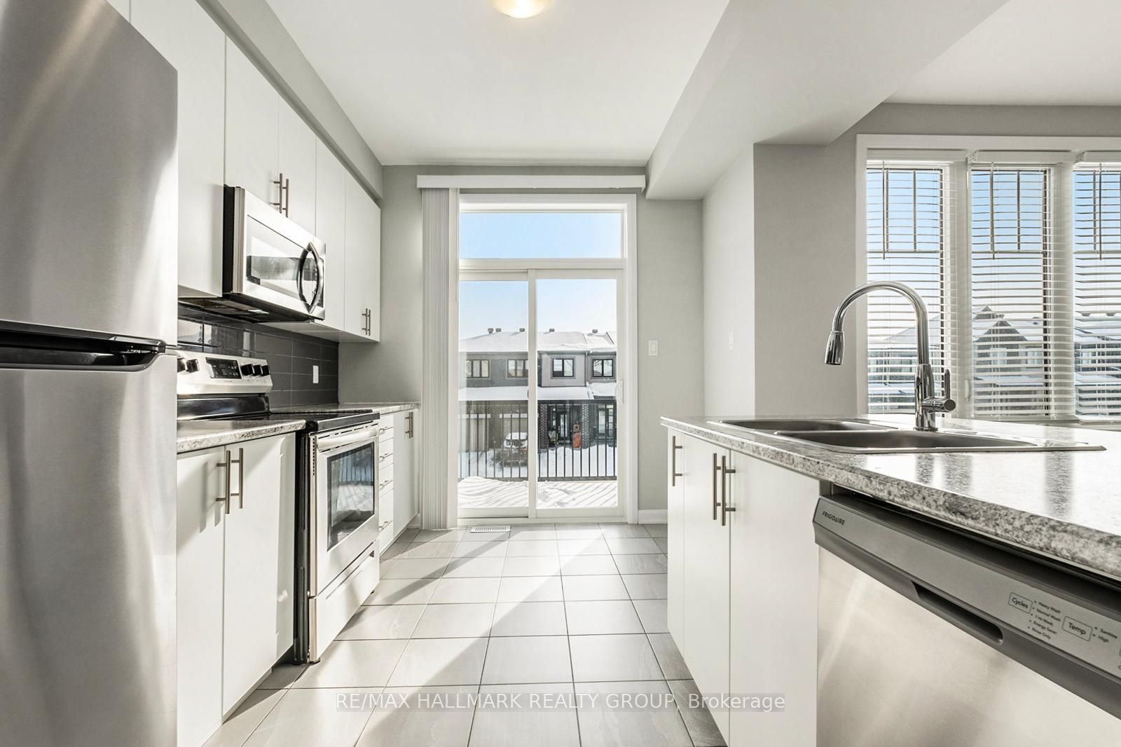 48 Teelin Circle, Barrhaven, ON K2J 6V1 photo 3