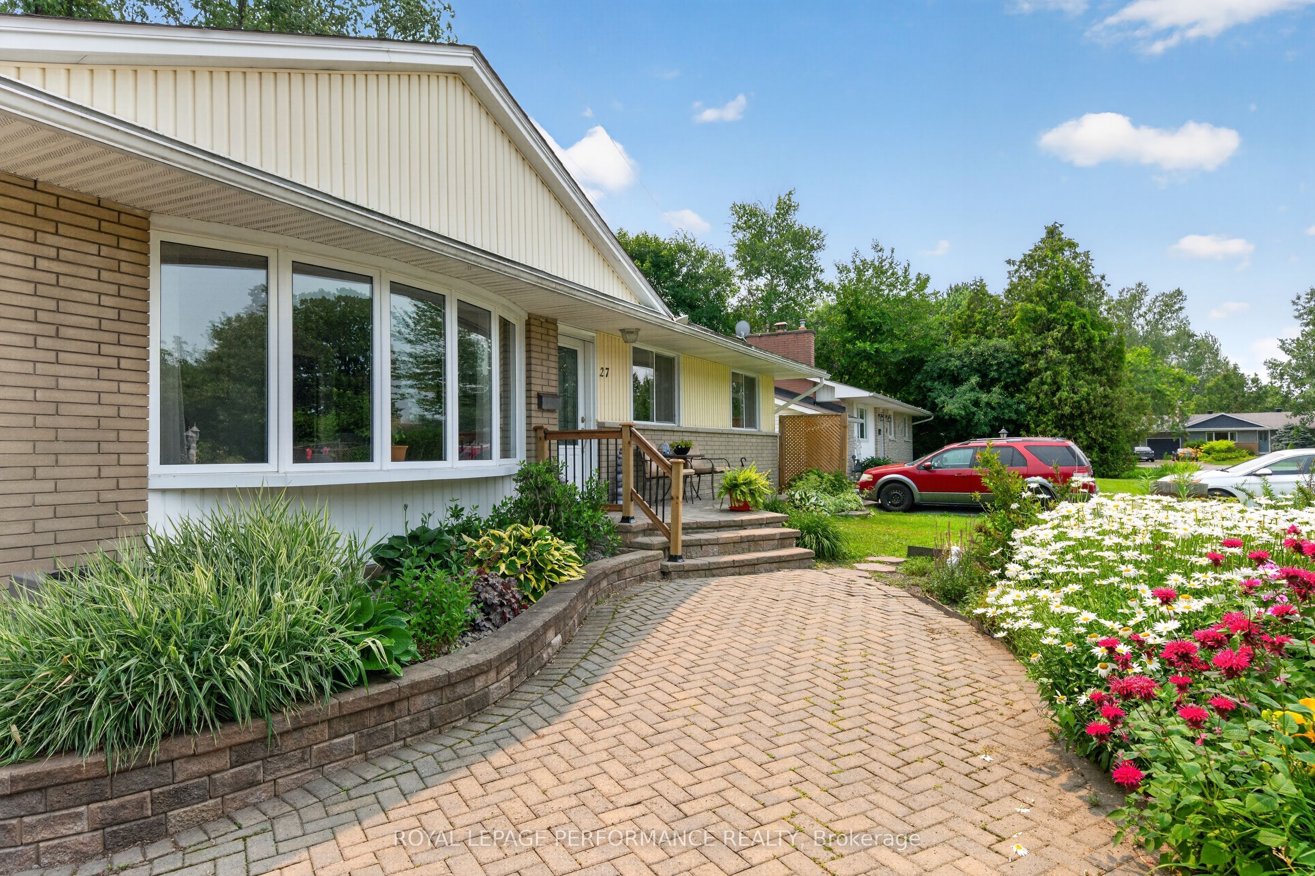 27 Ilkley Crescent, South of Baseline to Knoxdale, ON K2G 0W6 photo 2