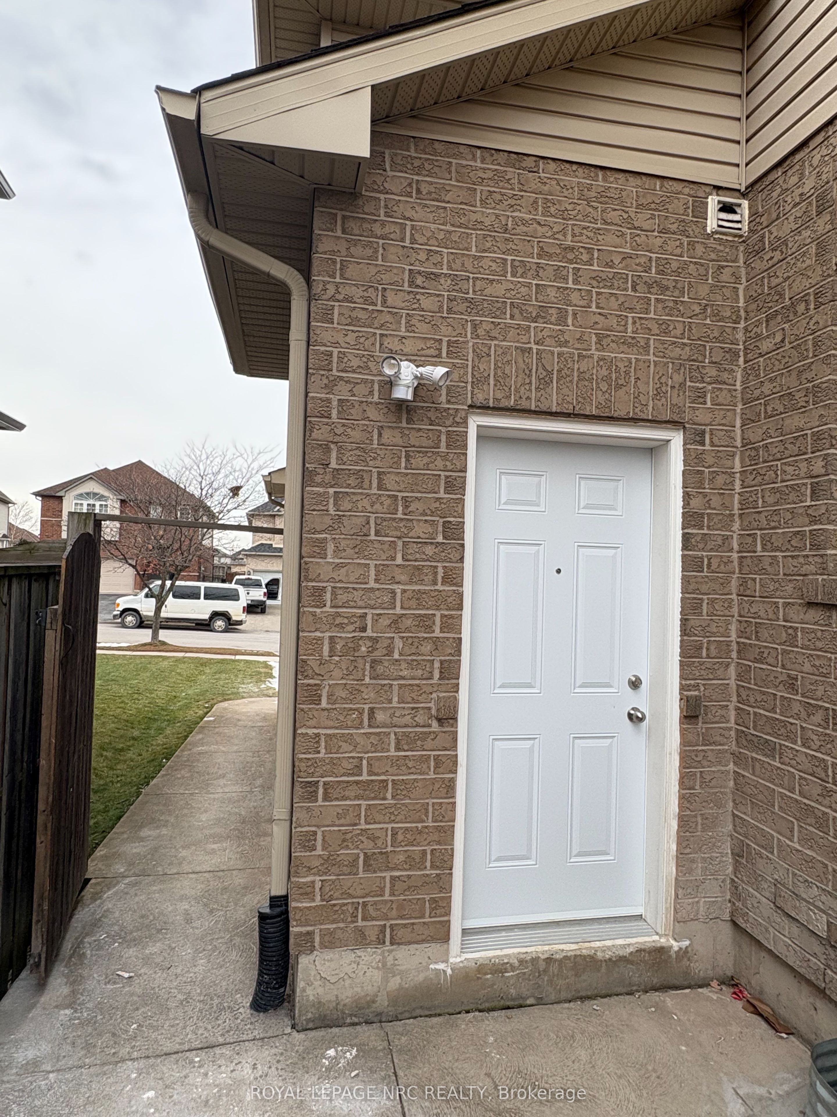 11 Meadow Wood Crescent Basement, Hamilton, ON L8J 3Z7 photo 2