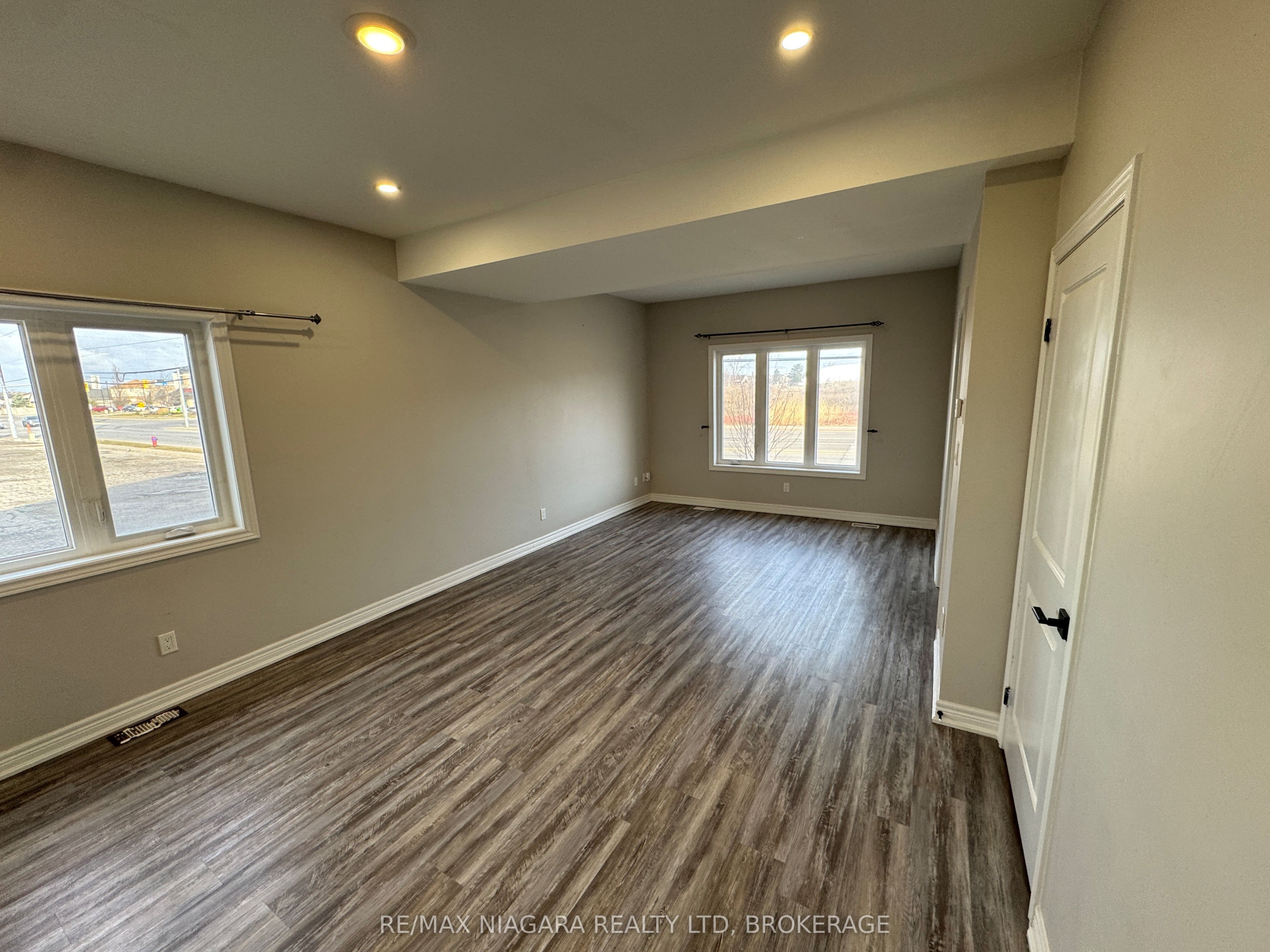 8196 Mcleod Road 1 Upper, Niagara Falls, ON L2H 3T6 photo 2
