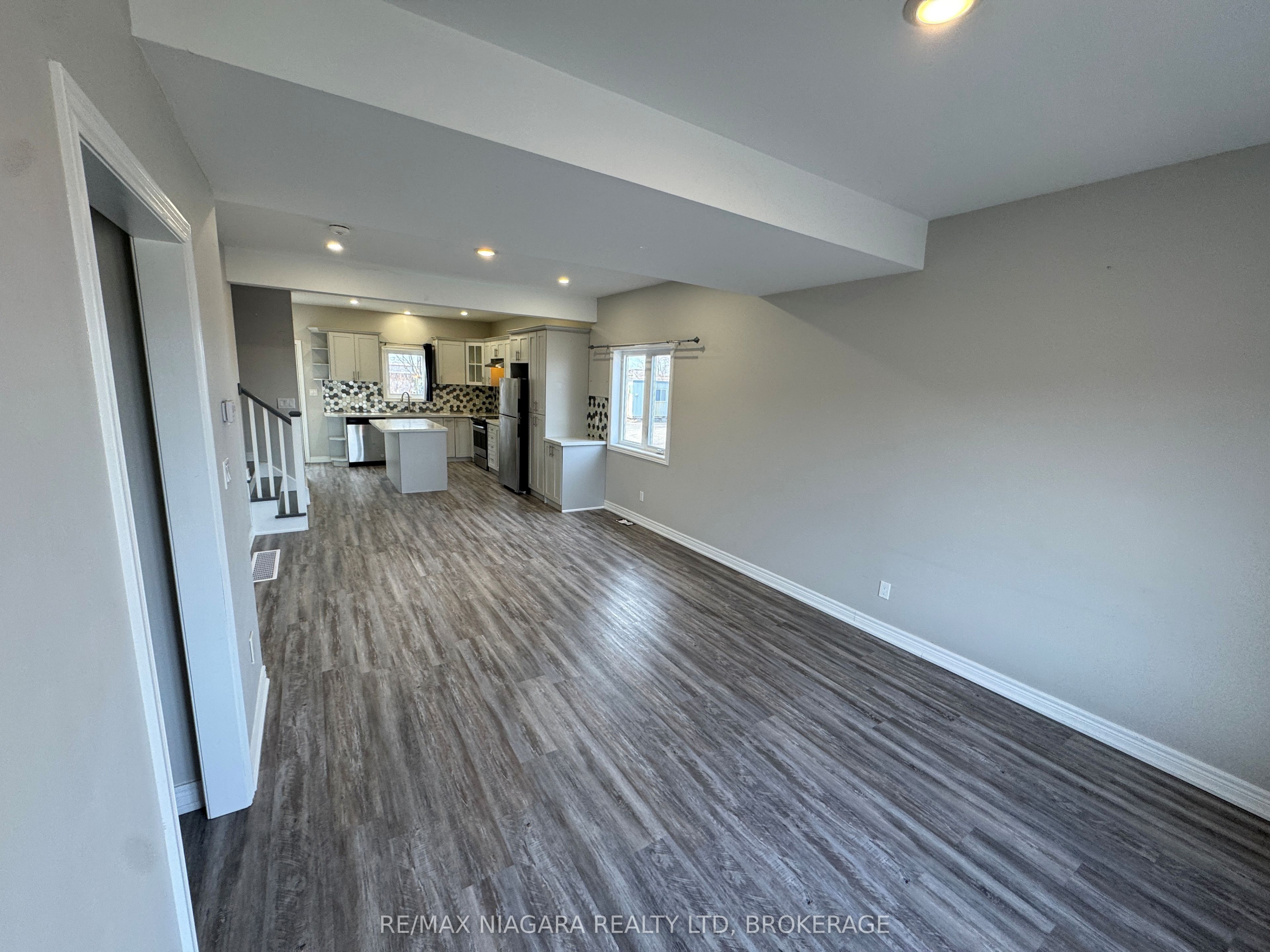 8196 Mcleod Road 1 Upper, Niagara Falls, ON L2H 3T6 photo 3