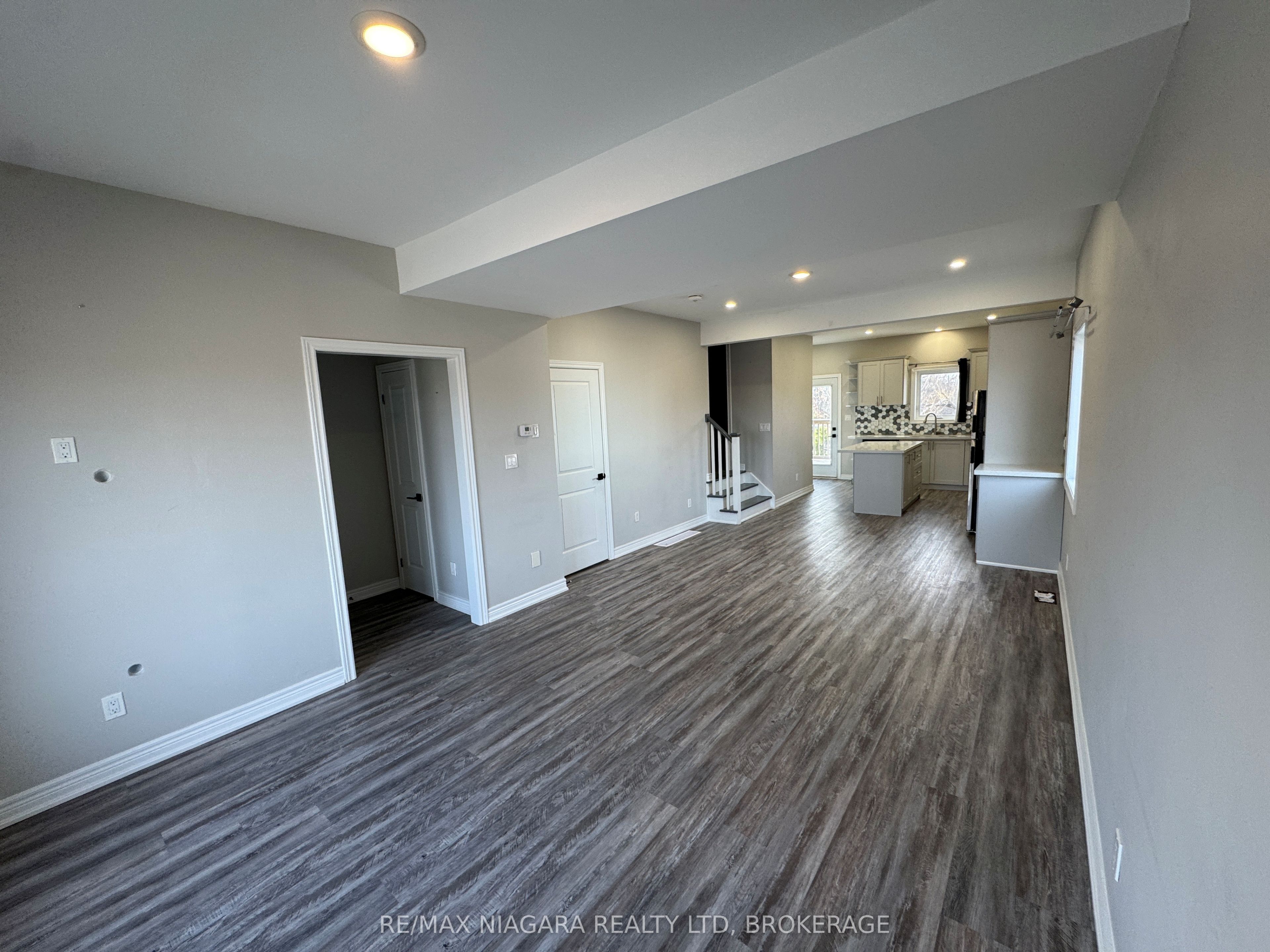 8196 Mcleod Road 1 Upper, Niagara Falls, ON L2H 3T6 photo 4