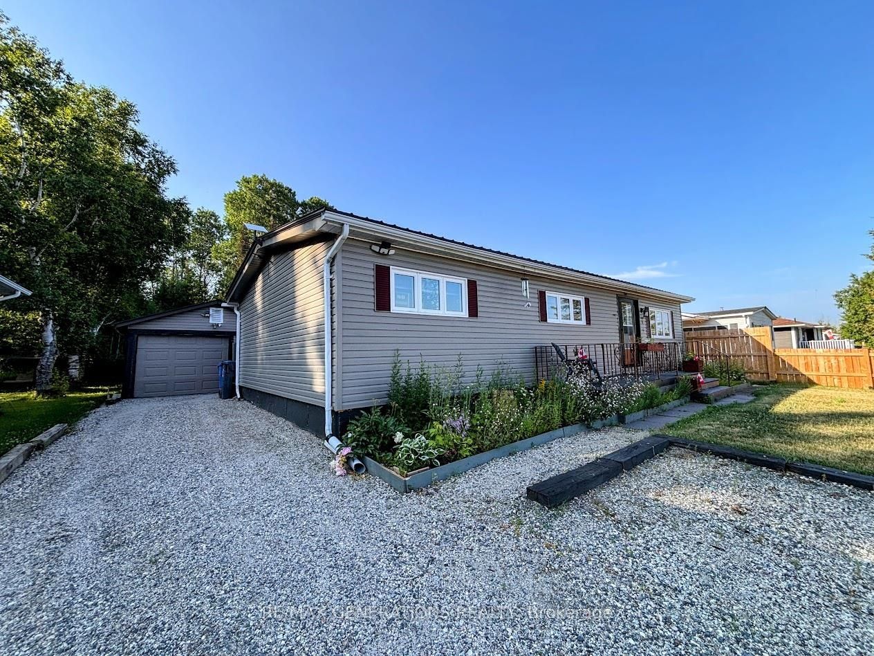 4 Graham Drive, Manitouwadge, ON P0T 2C0