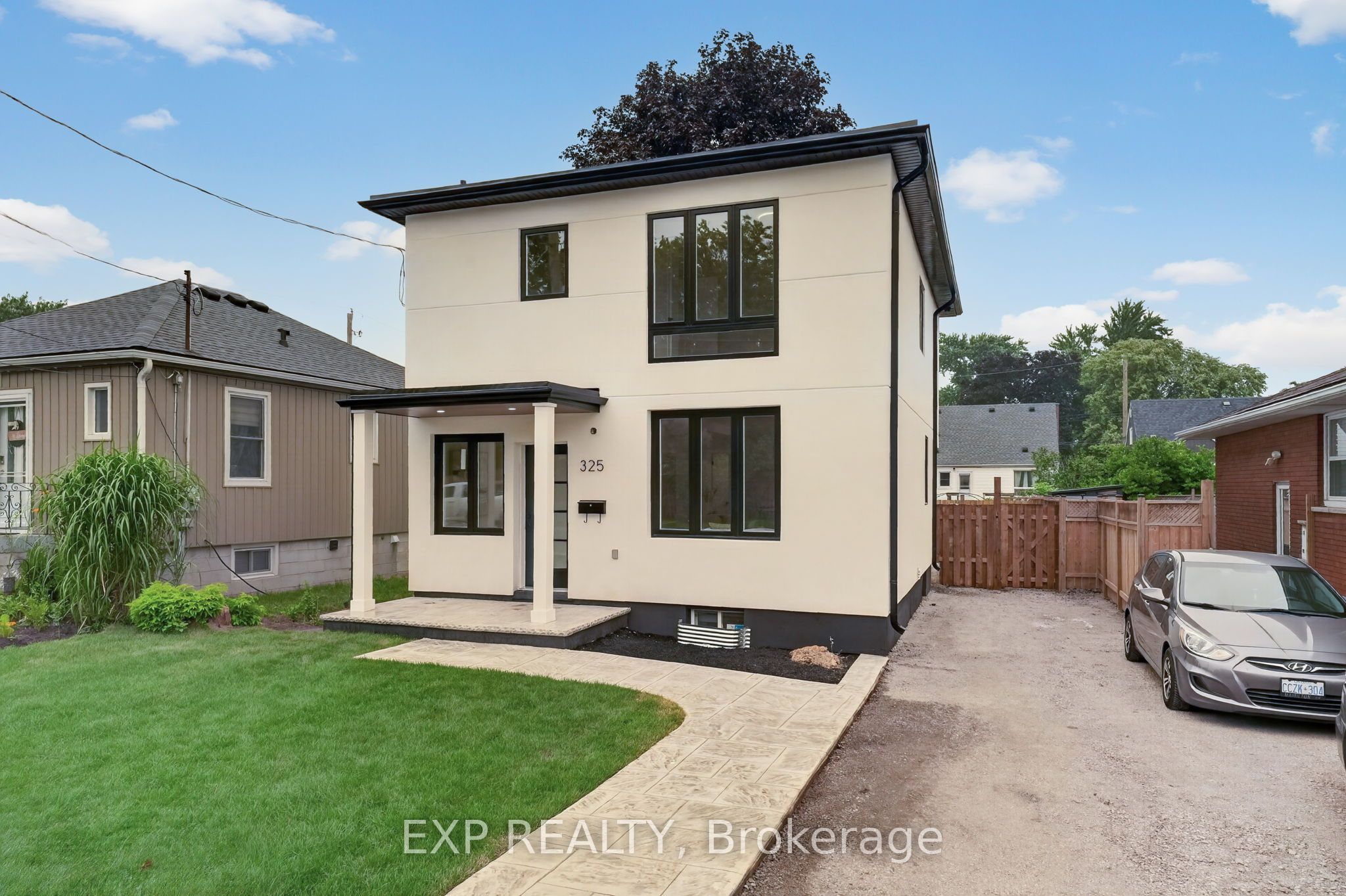 325 Queensdale Avenue E, Hamilton, ON L9A 1L5 photo 2