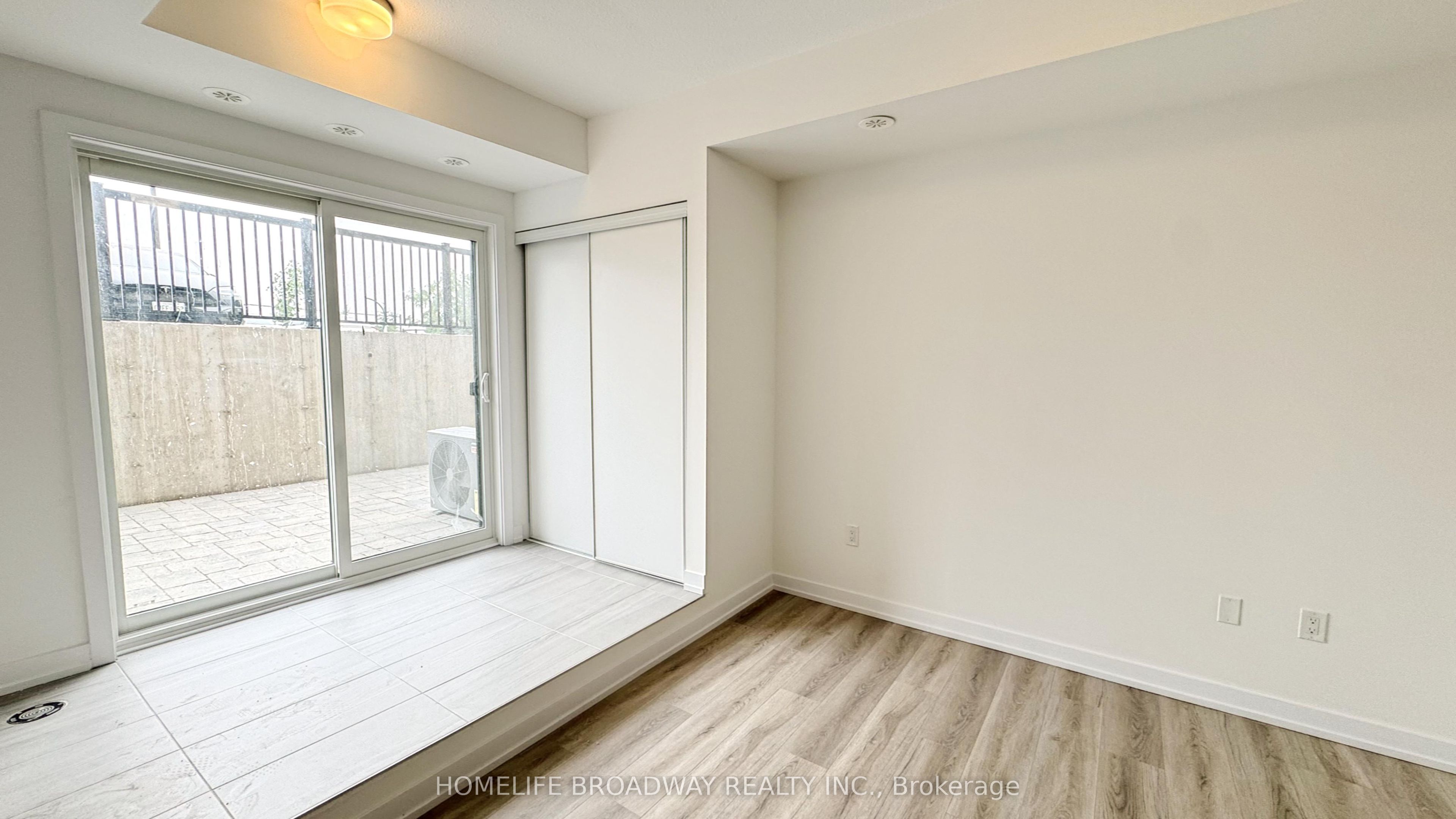 25 Palace Street P9, Kitchener, ON N2E 0L3 photo 2