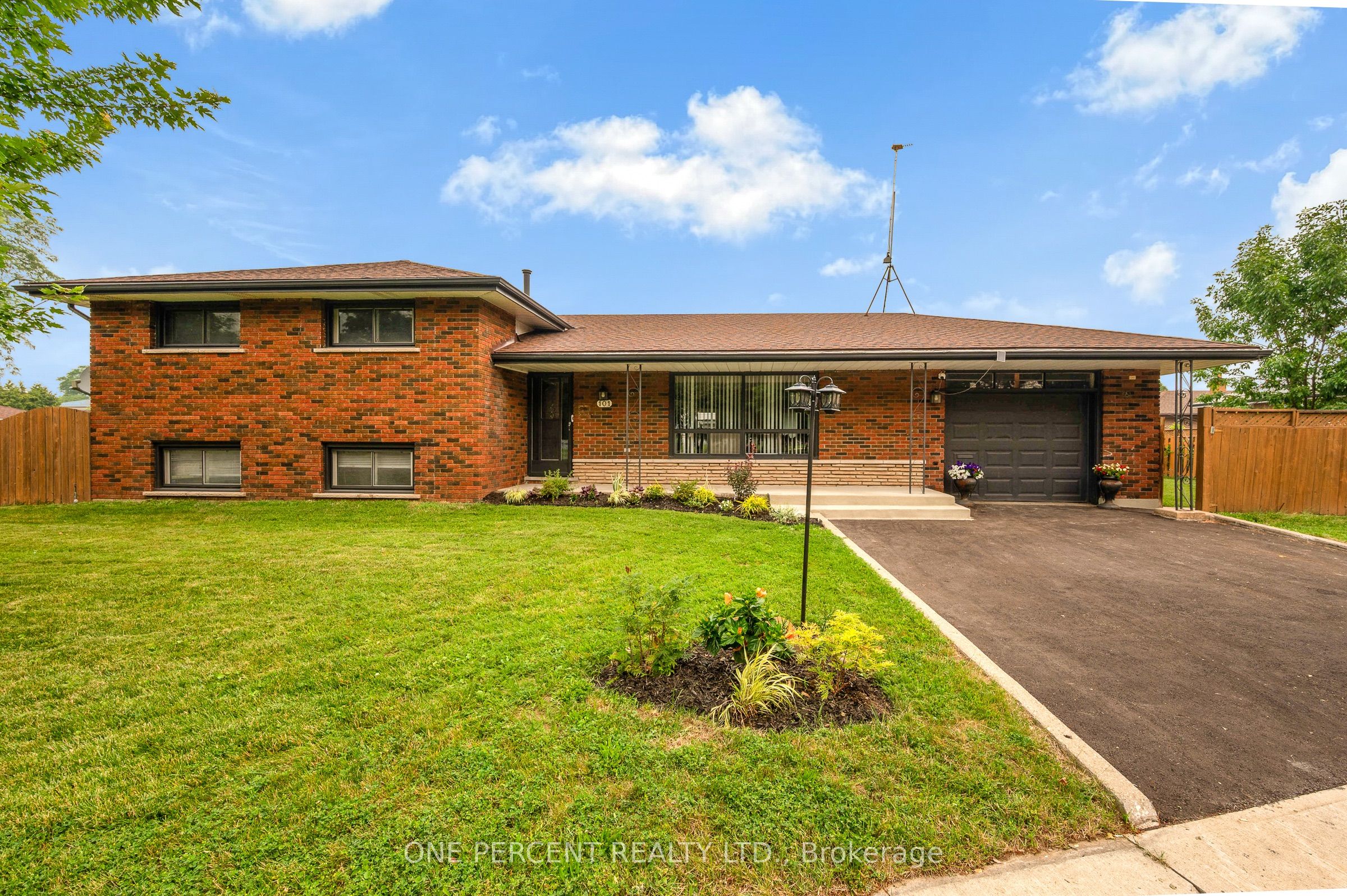 101 Kentley Drive, Hamilton, ON L8E 1A5 photo 2