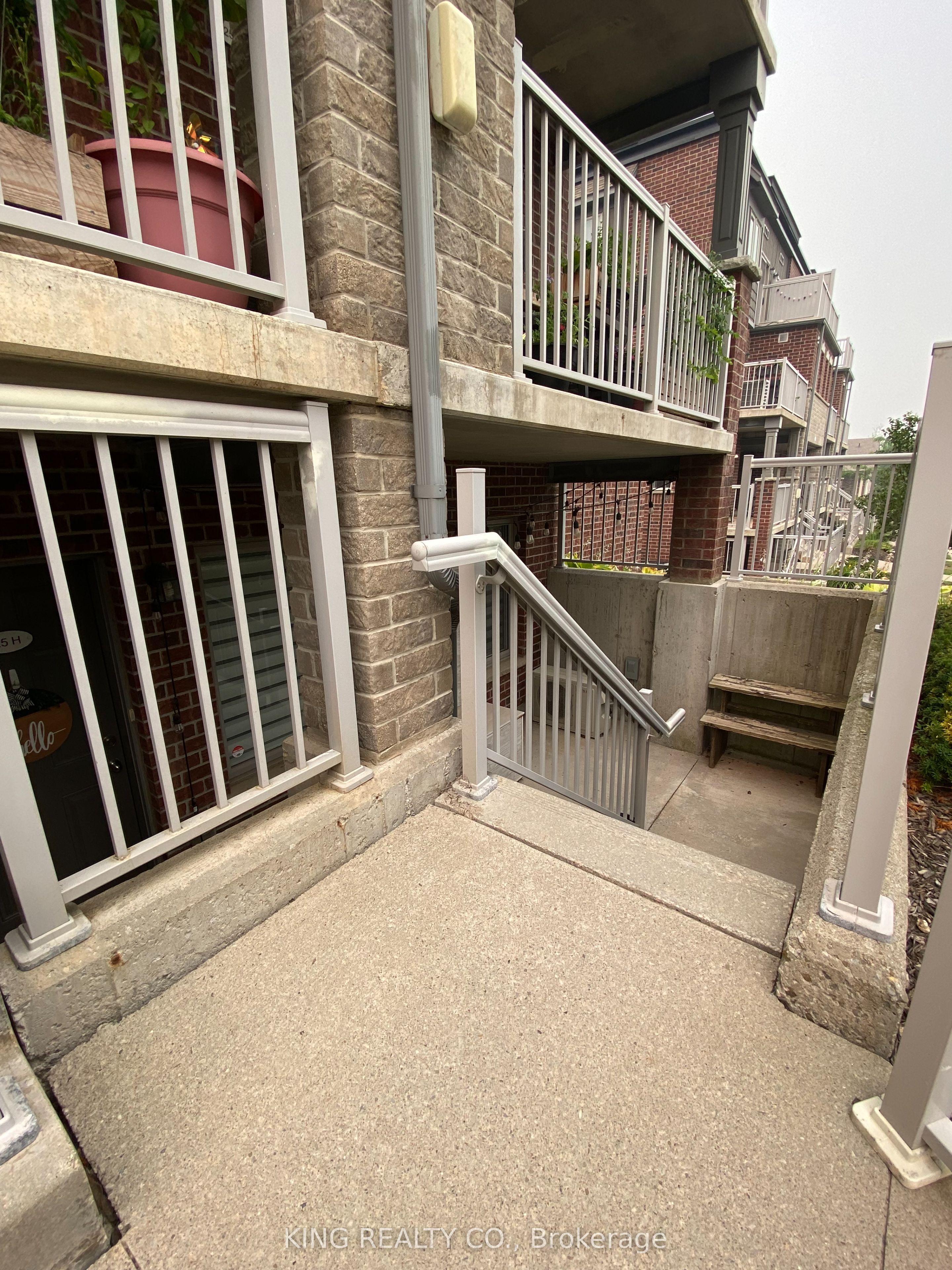 25 Sienna Street H, Kitchener, ON N2R 0H8 photo 2