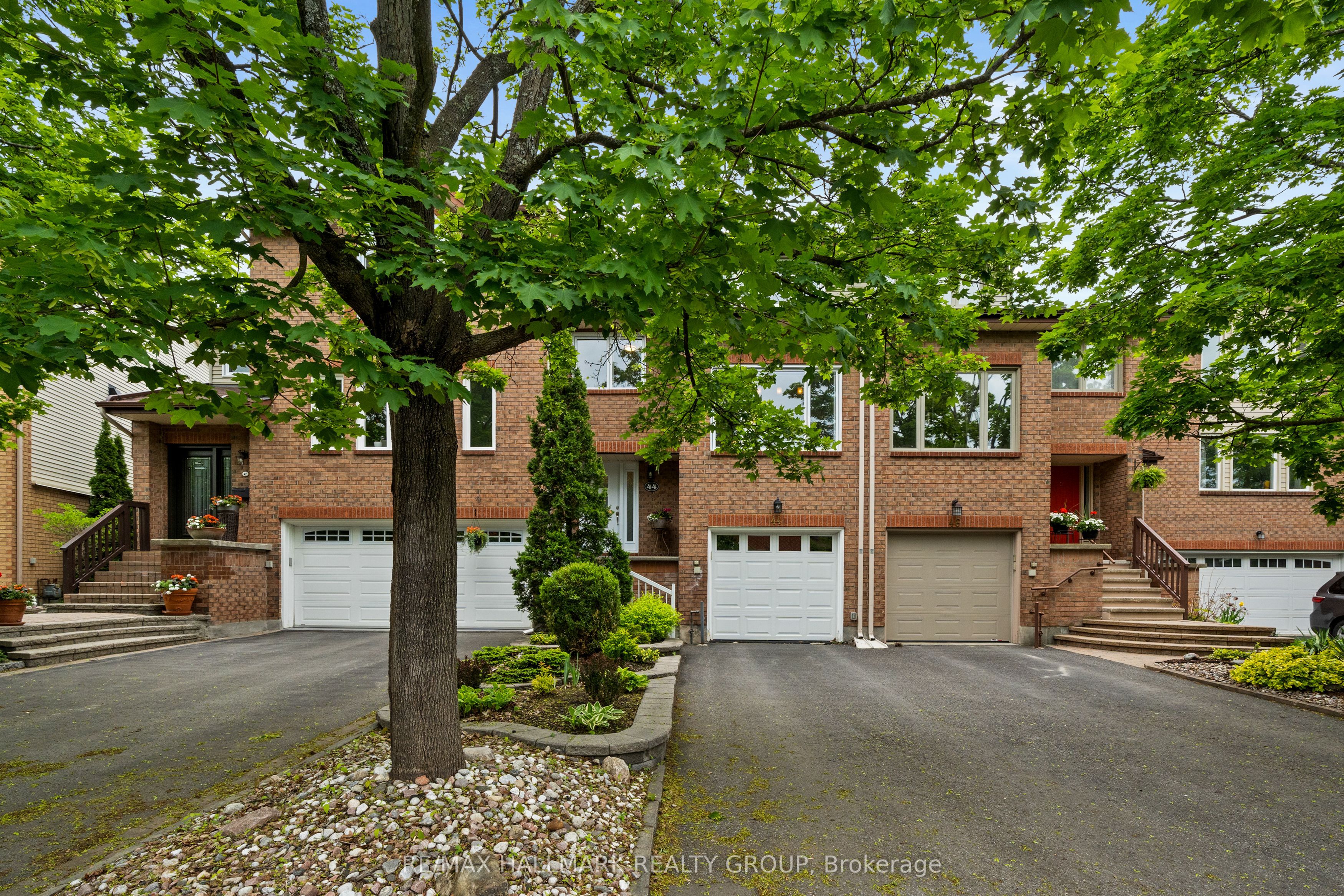 44 Dunbarton Court, Manor Park - Cardinal Glen and Area, ON K1K 4L4 photo 2