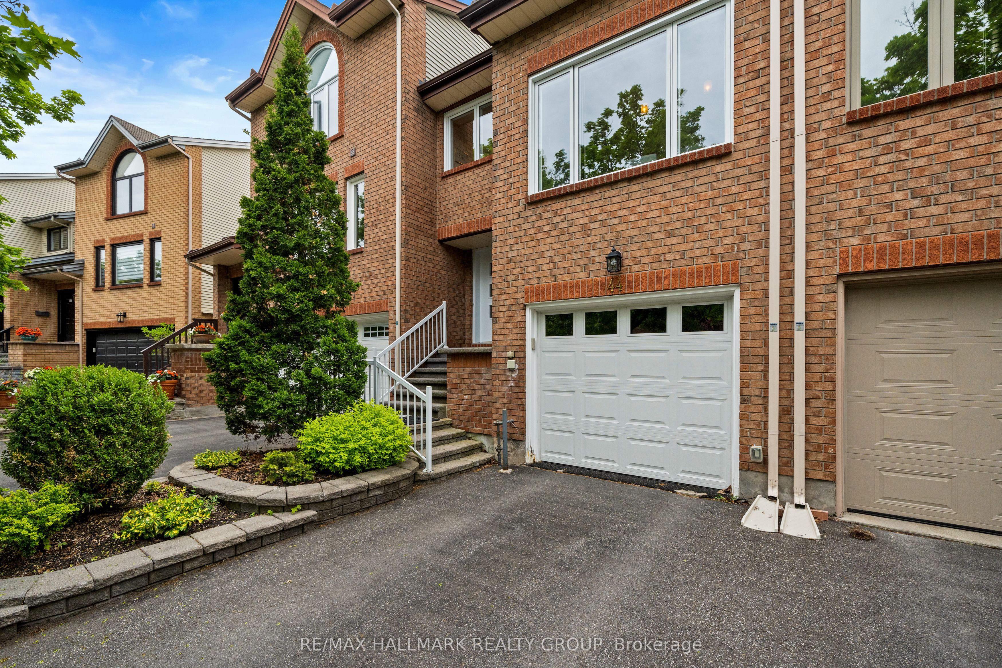 44 Dunbarton Court, Manor Park - Cardinal Glen and Area, ON K1K 4L4 photo 3