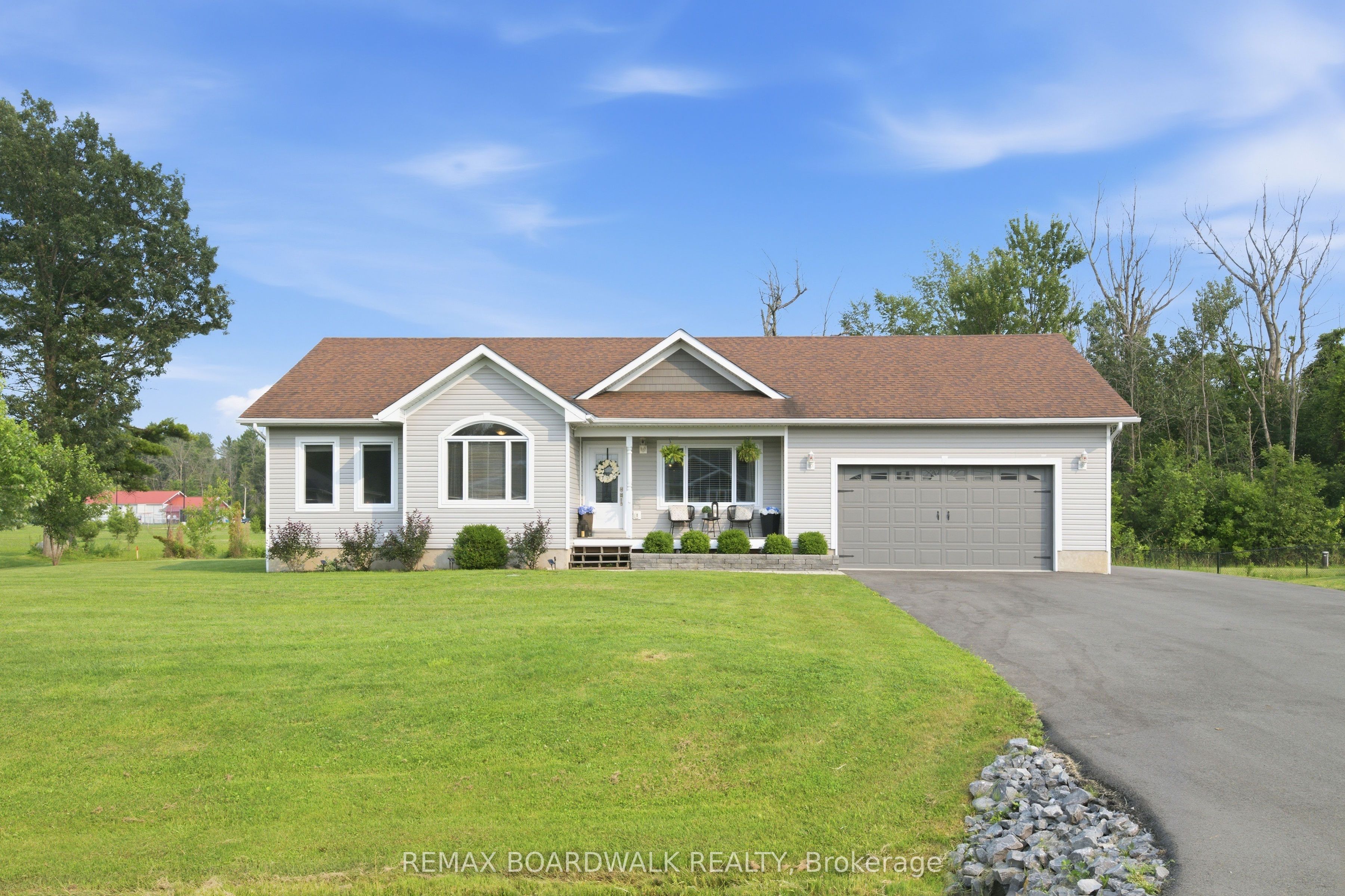 17 Albert Street, Edwardsburgh/Cardinal, ON K0E 1T1 photo 2