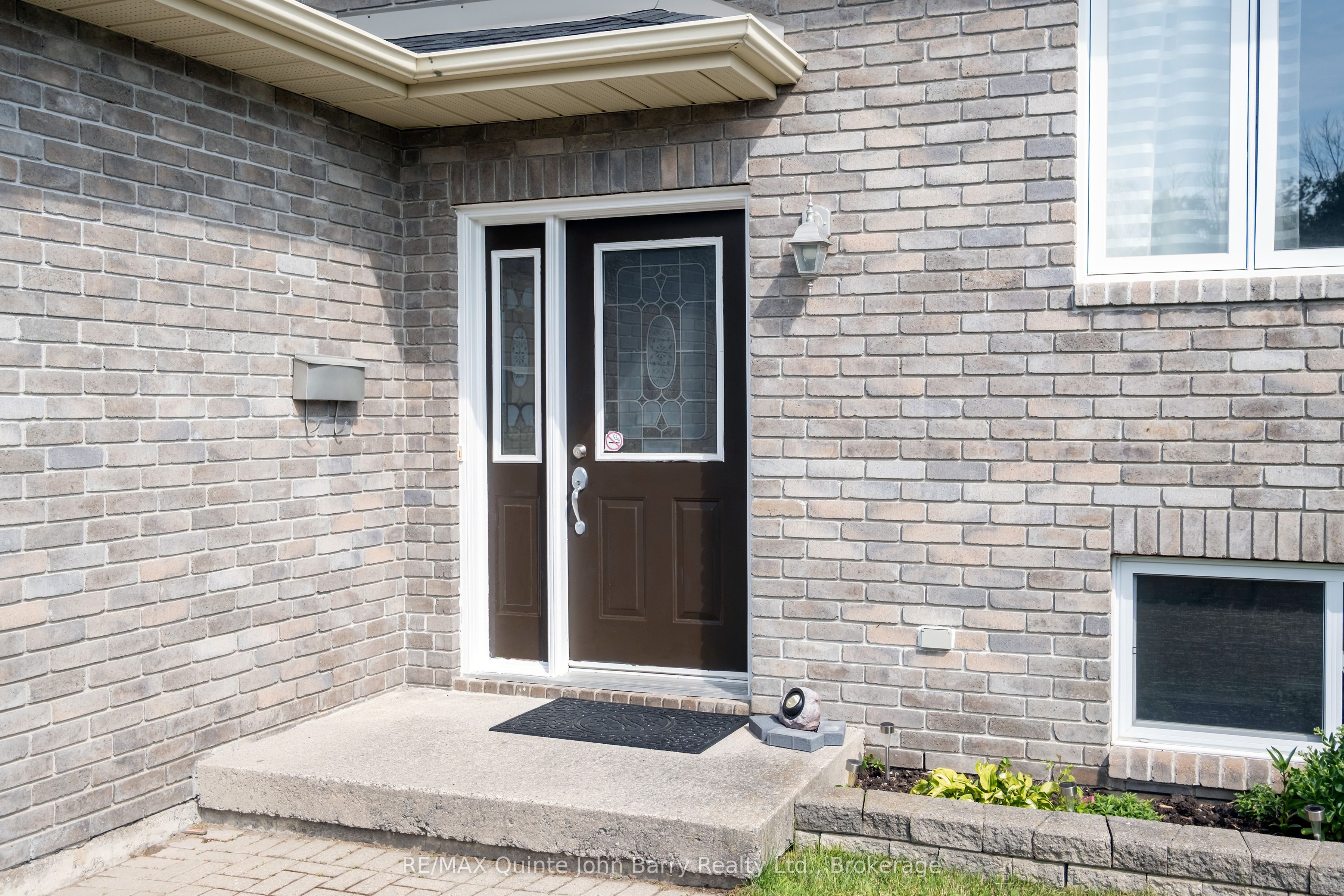 152 Nicholas Street, Quinte West, ON K8V 6B2 photo 3