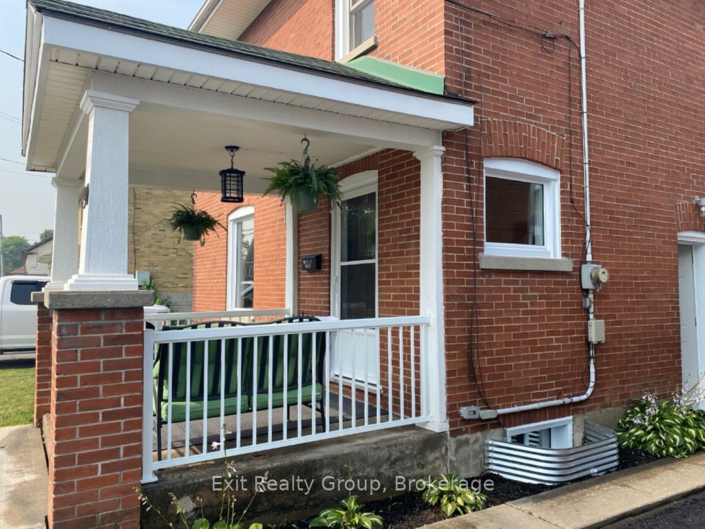 90 Byron Street, Quinte West, ON K8V 2Y2 photo 2
