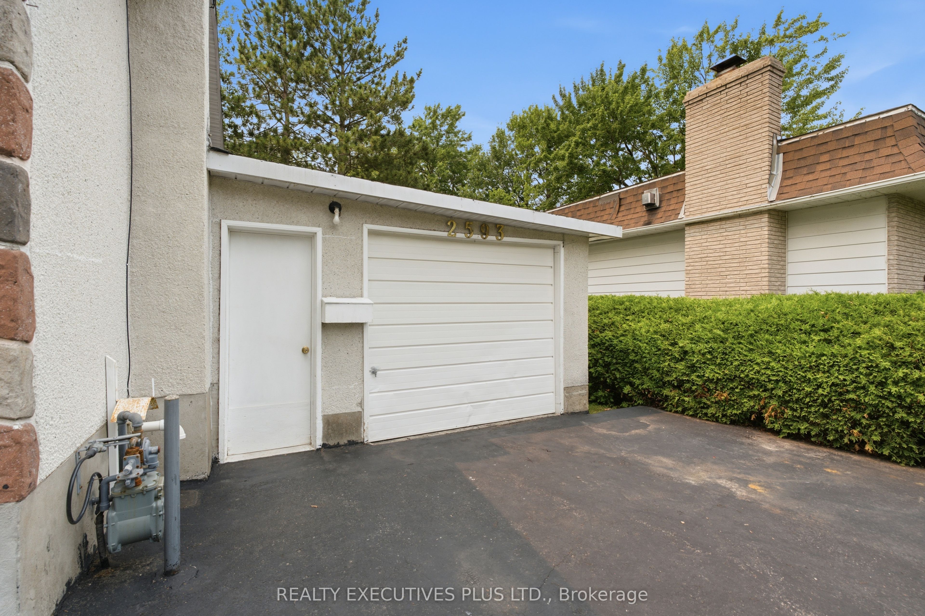 2593 Cleroux Crescent, Blackburn Hamlet, ON K1W 1B6 photo 2
