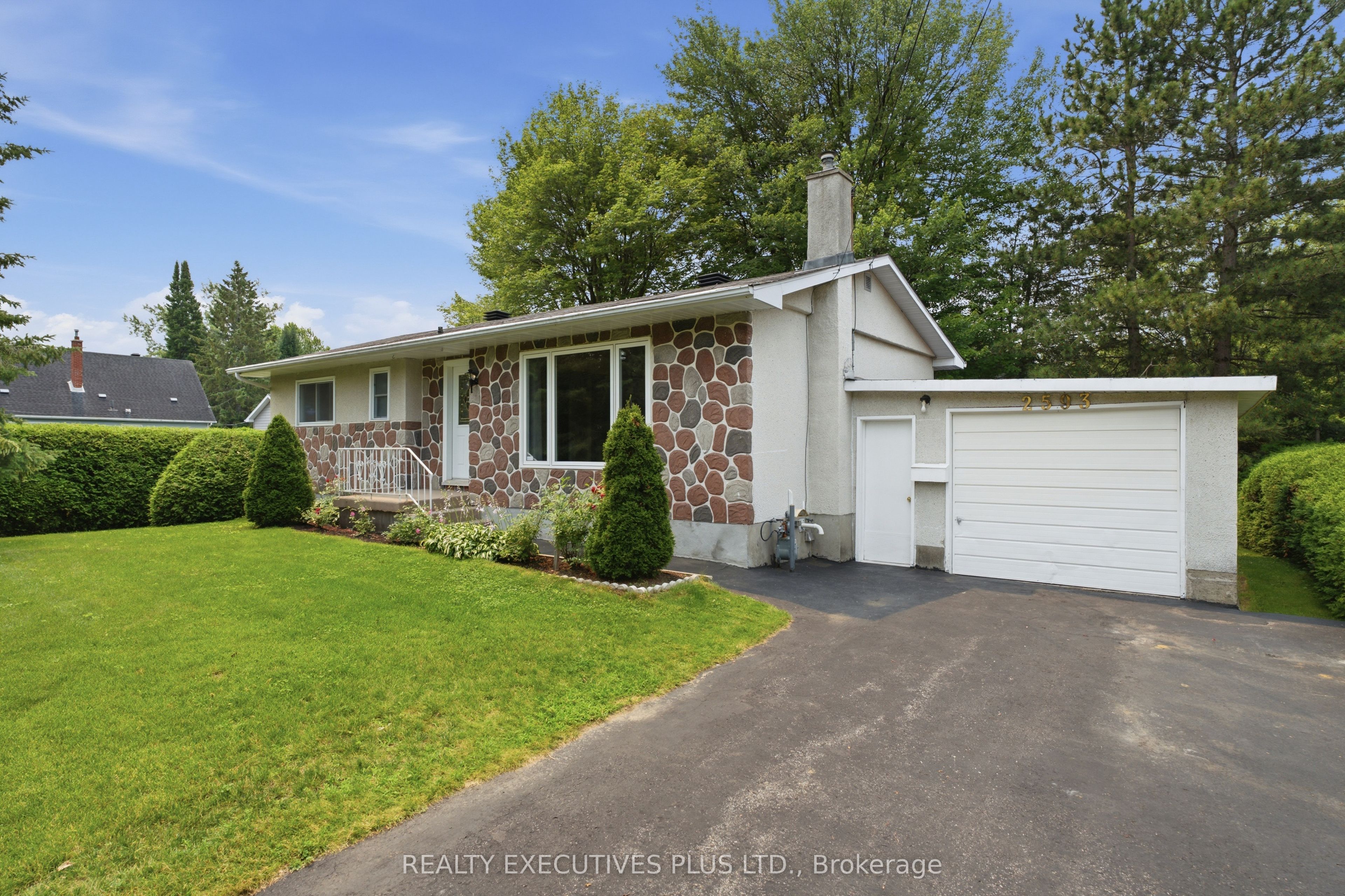 2593 Cleroux Crescent, Blackburn Hamlet, ON K1W 1B6 photo 3