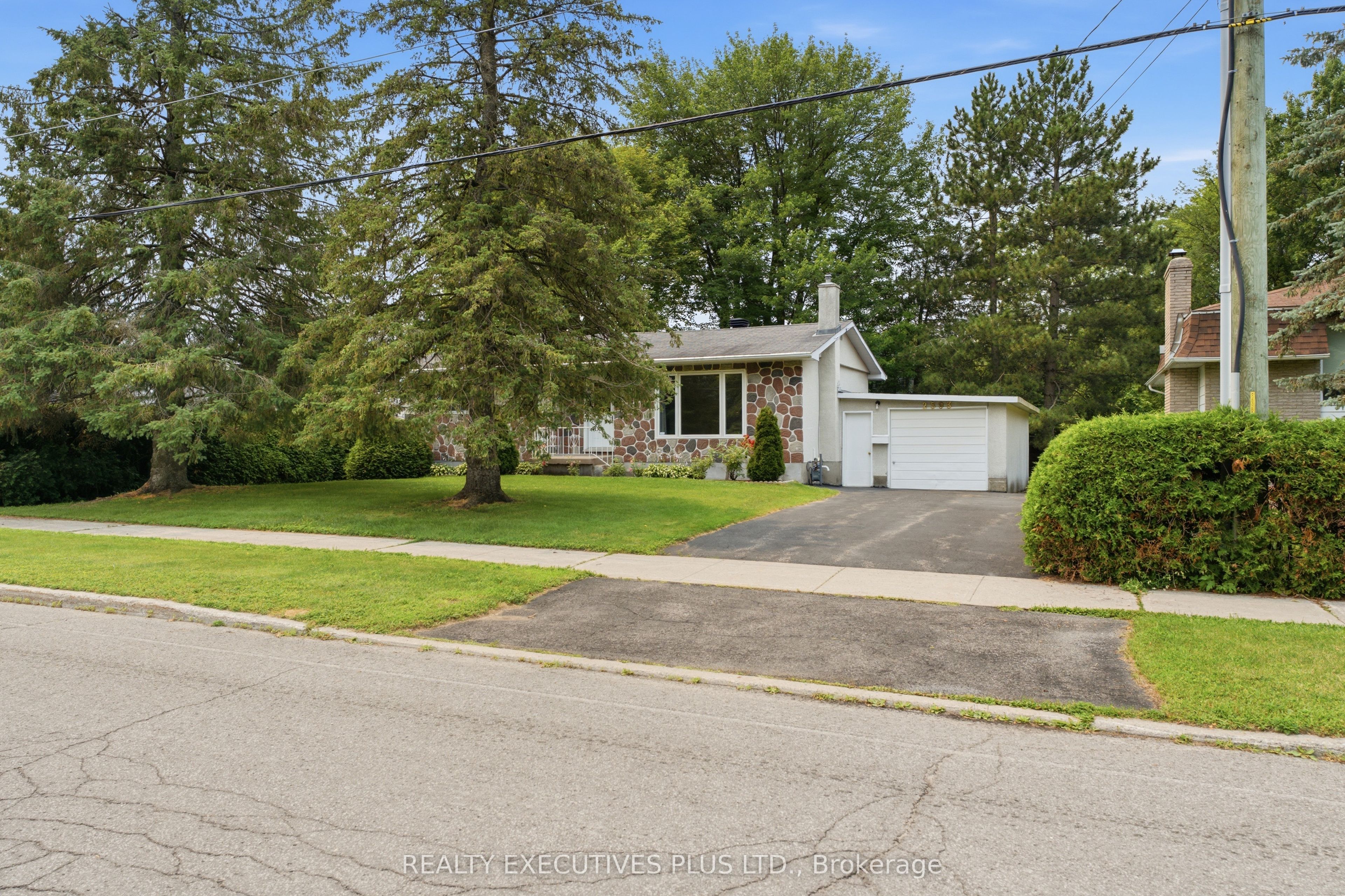 2593 Cleroux Crescent, Blackburn Hamlet, ON K1W 1B6 photo 4