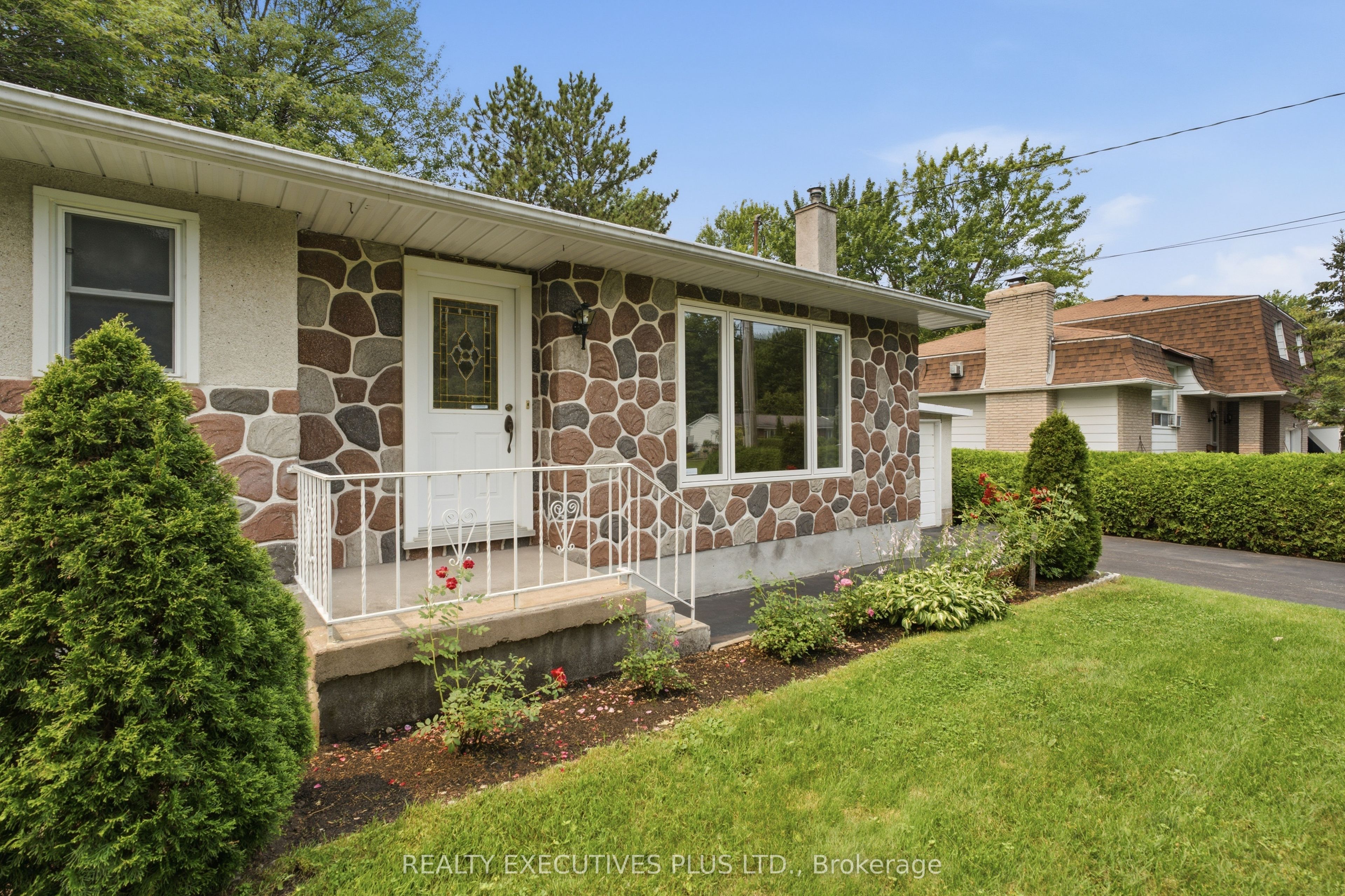 2593 Cleroux Crescent, Blackburn Hamlet, ON K1W 1B6 photo 5