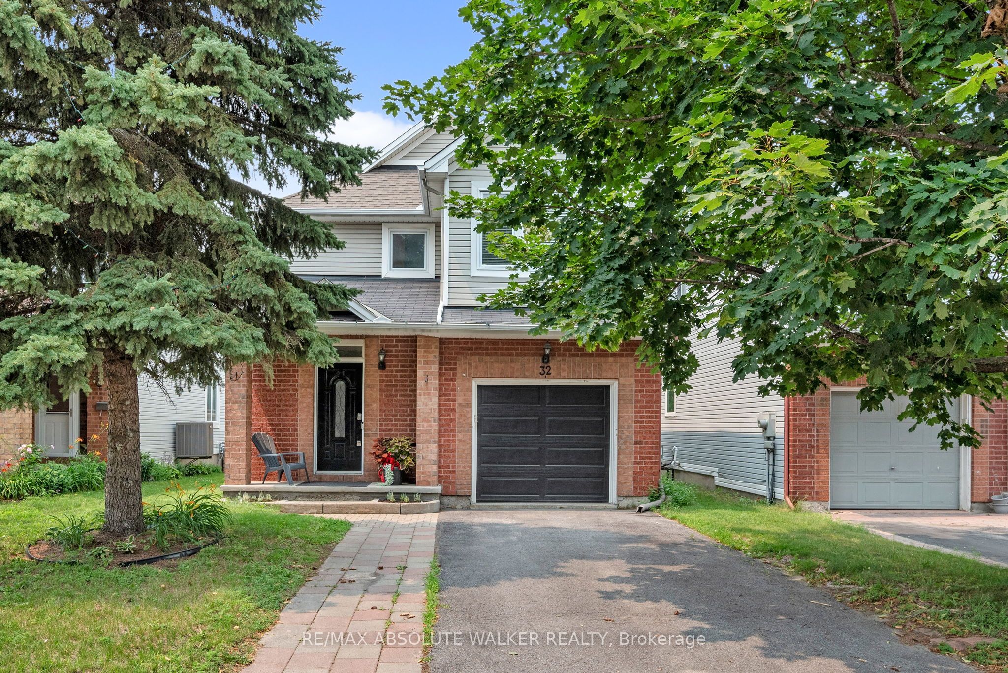 32 Roberge Crescent, Kanata, ON K2L 4G7