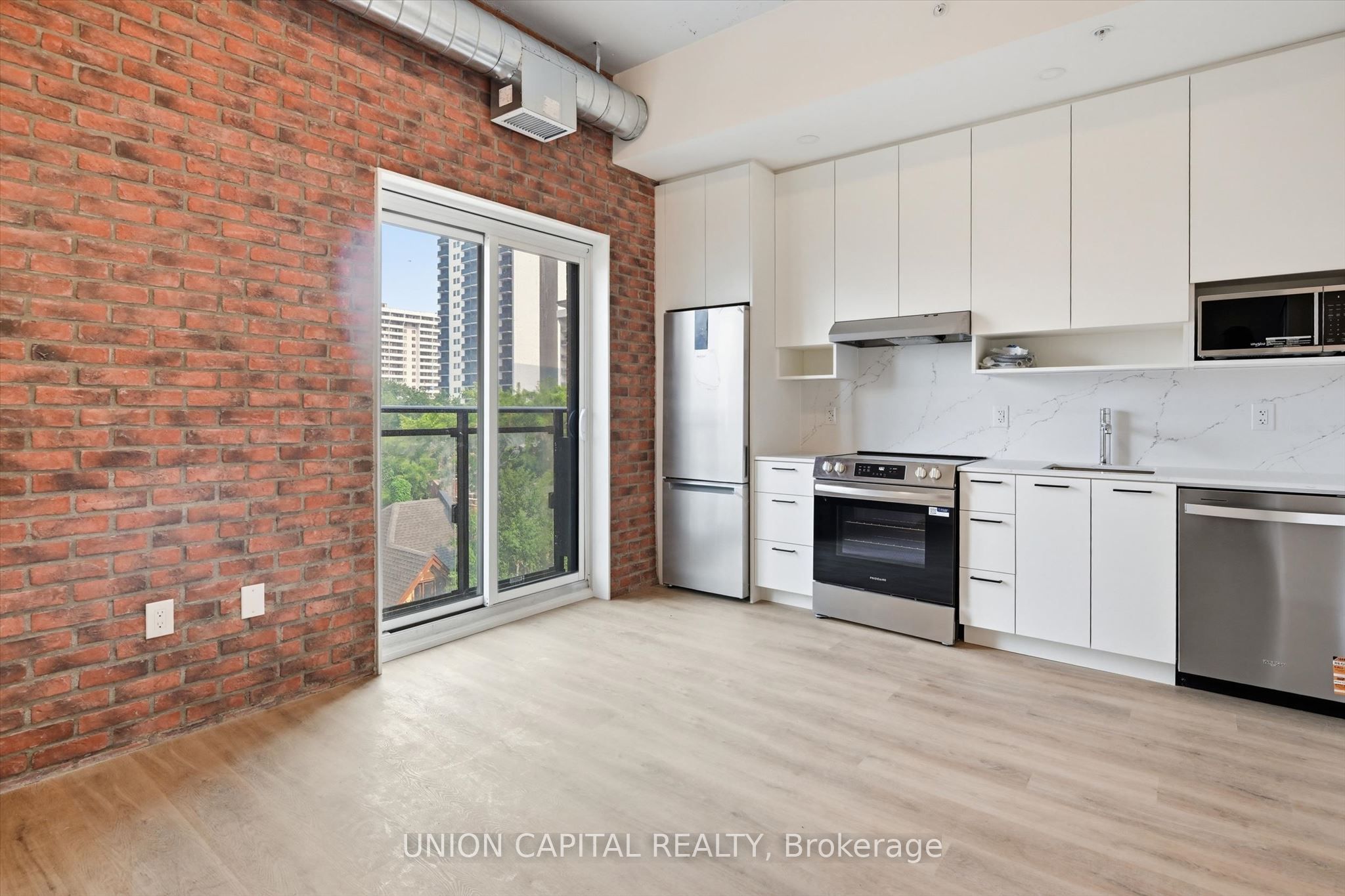 206 King Street W 406, Hamilton, ON L8P 1A5