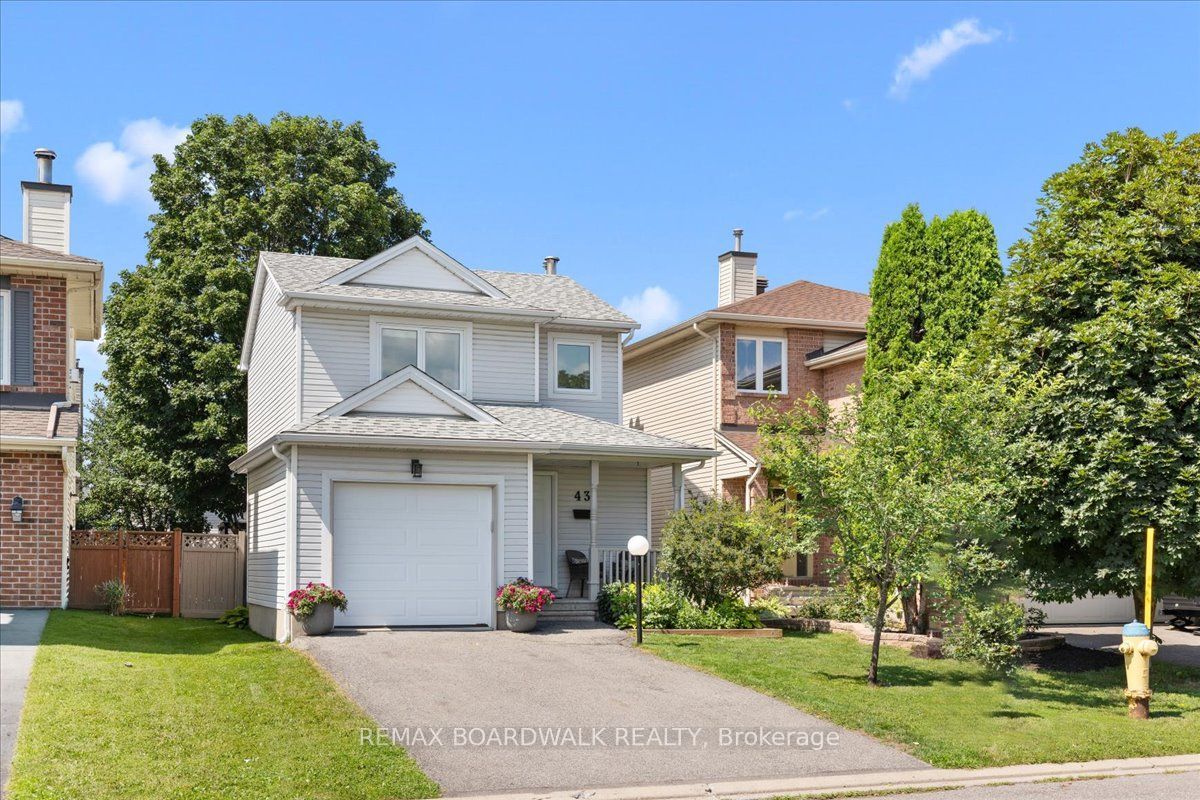 43 Peacock Crescent, Barrhaven, ON K2J 3P8 photo 2
