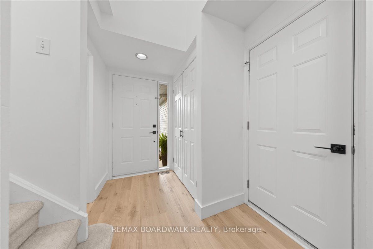 43 Peacock Crescent, Barrhaven, ON K2J 3P8 photo 4