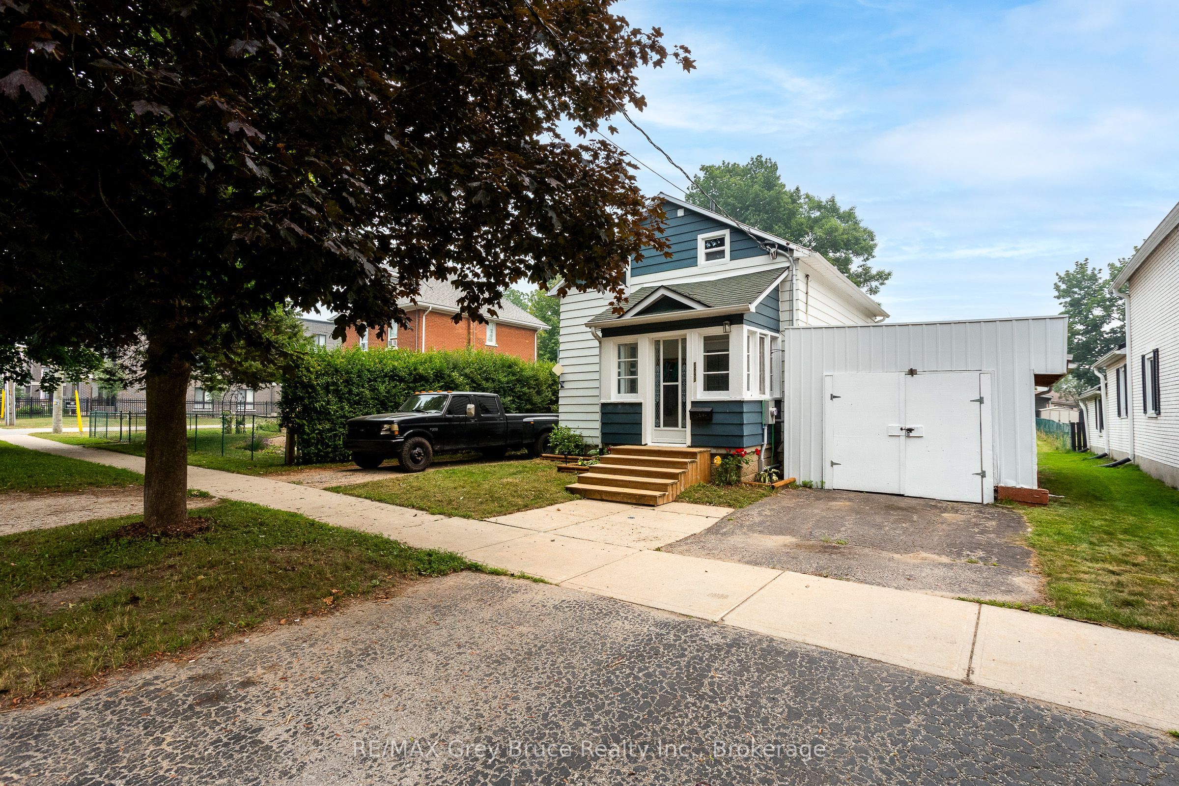 1693 8th Avenue E, Owen Sound, ON N4K 3B8 photo 2