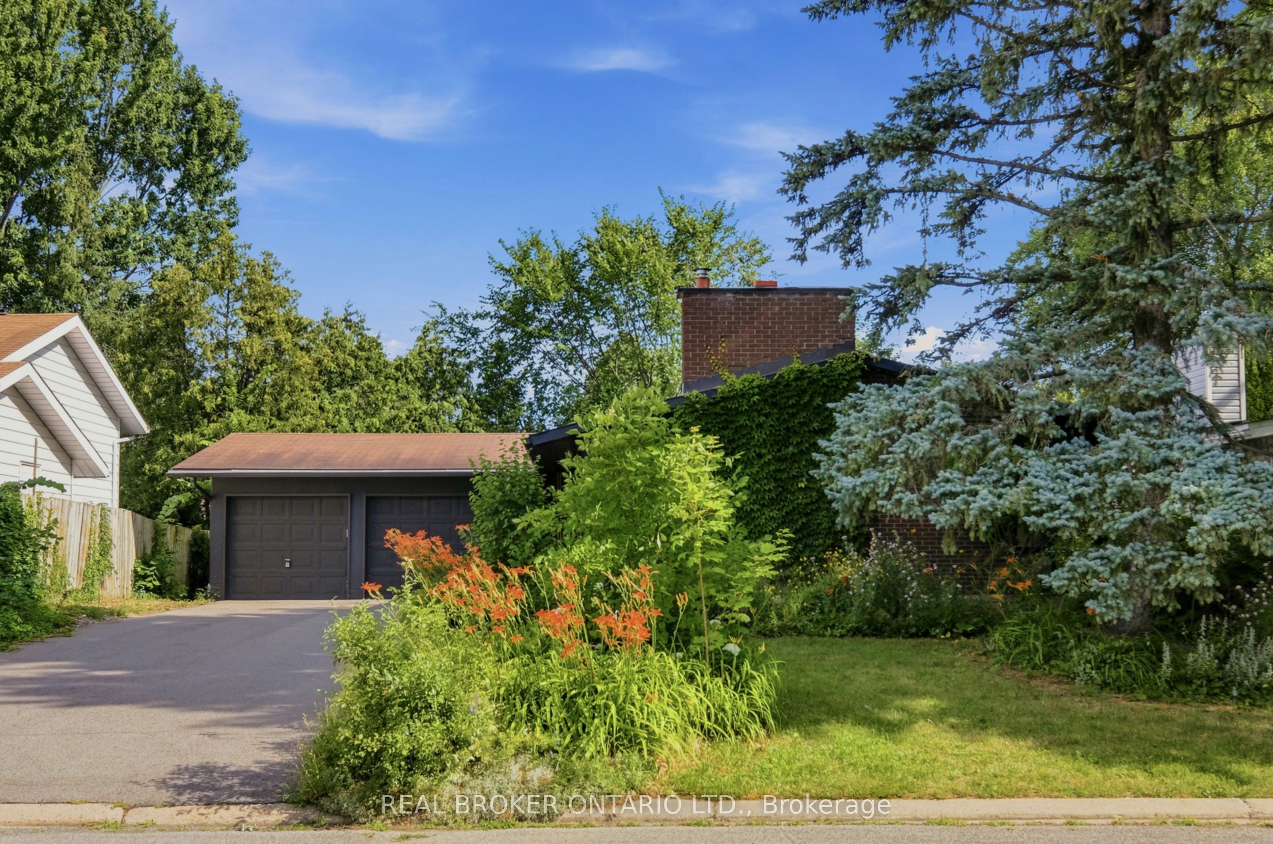 2021 Woodglen Crescent, Beacon Hill North - South and Area, ON K1J 6G6 photo 2