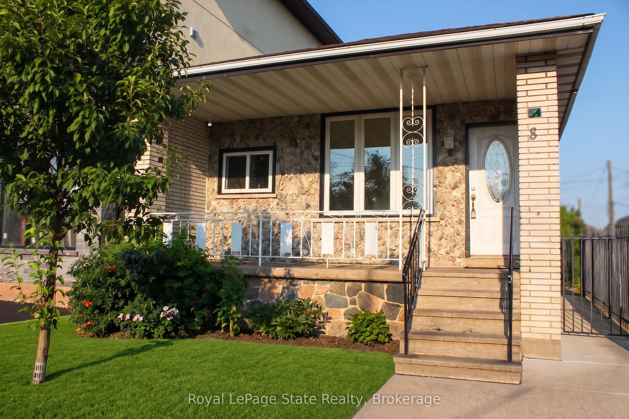 8 Robins Avenue, Hamilton, ON L8H 4M7