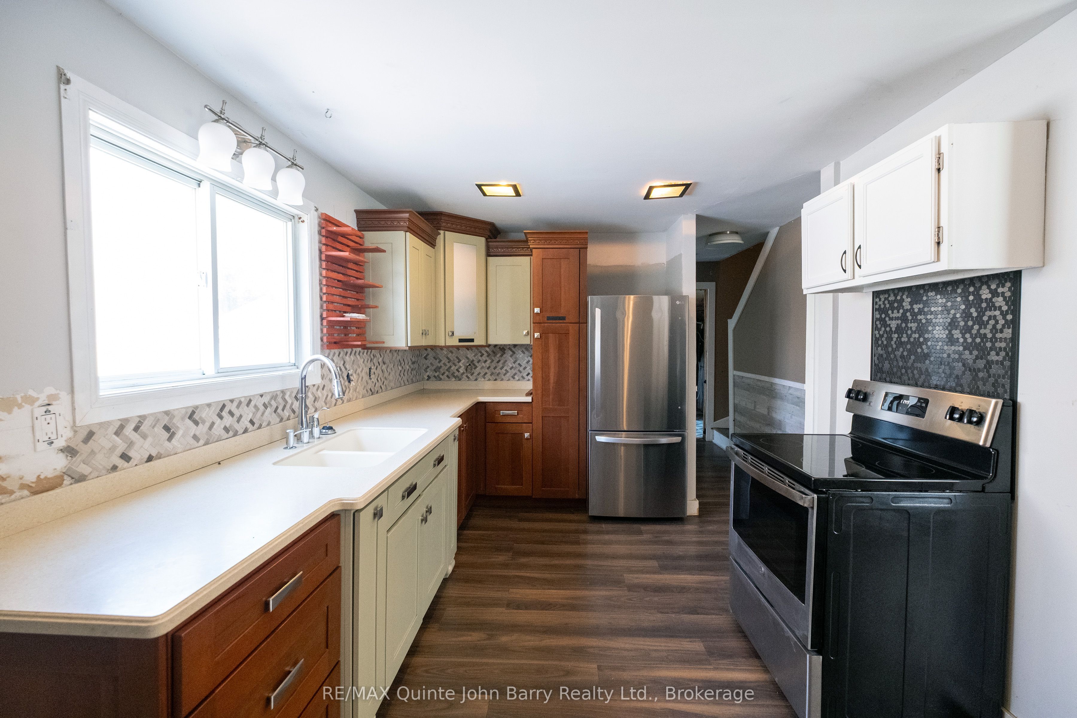14 Harriet Street, Quinte West, ON K8V 4L4 photo 2