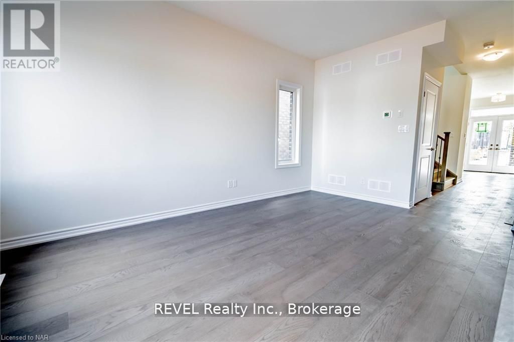 77 RENFREW Trail, Welland, ON L3C 0K2 photo 2