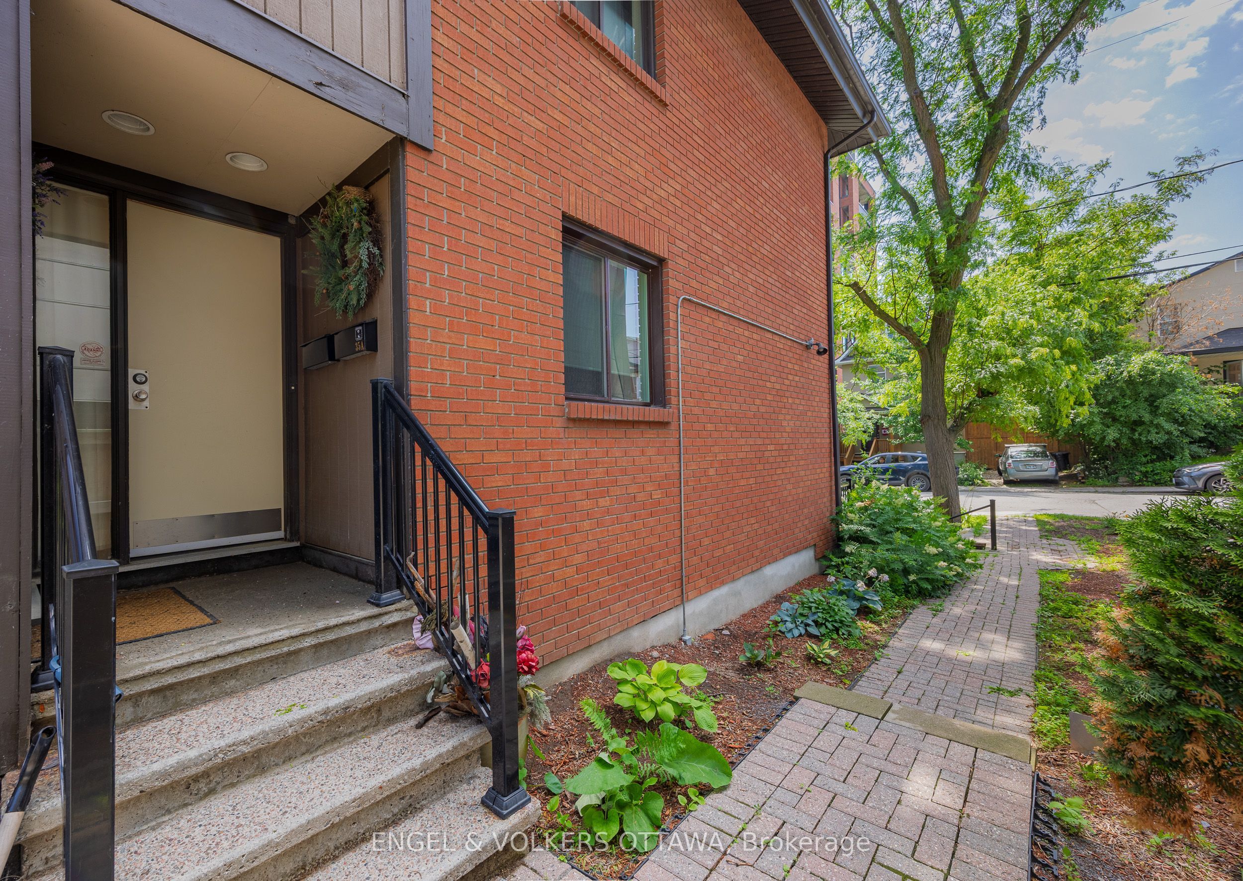 35 Robinson Avenue B, Lower Town - Sandy Hill, ON K1N 8N8 photo 2