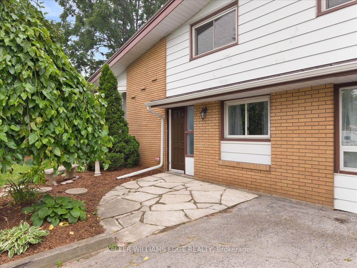 421 Rock Chapel Road, Hamilton, ON L9H 5E2 photo 2