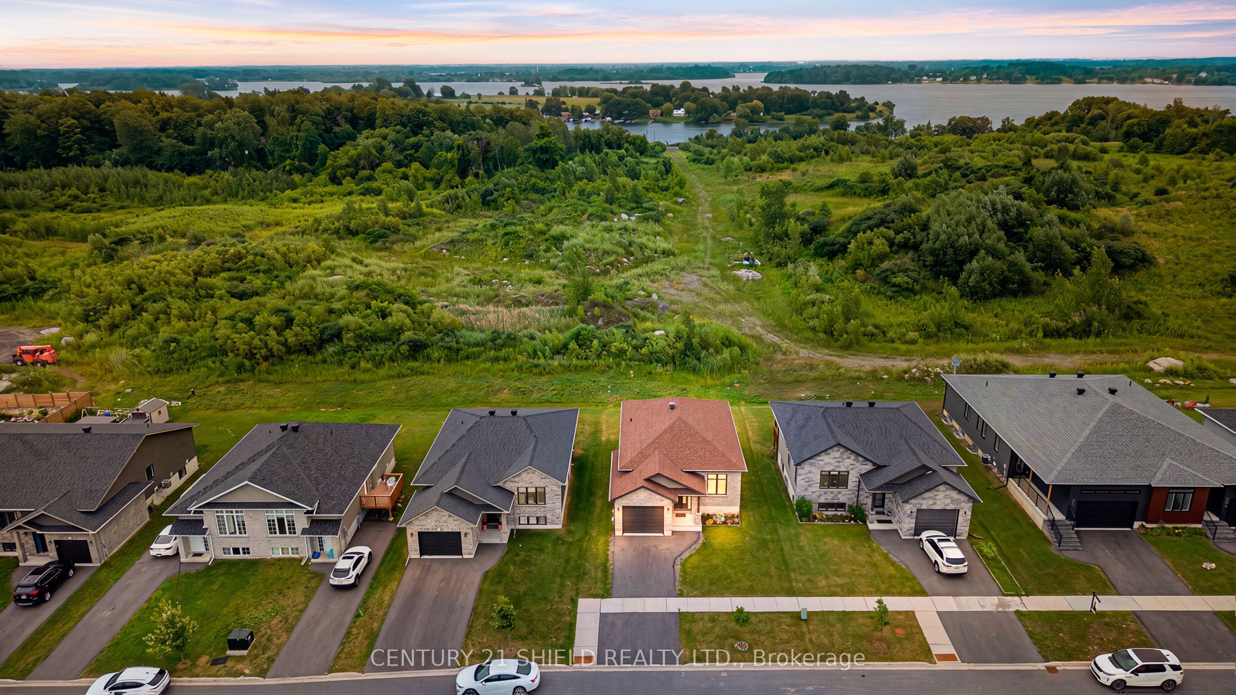 2296 Crewson Court, Cornwall, ON K6H 0H9 photo 2