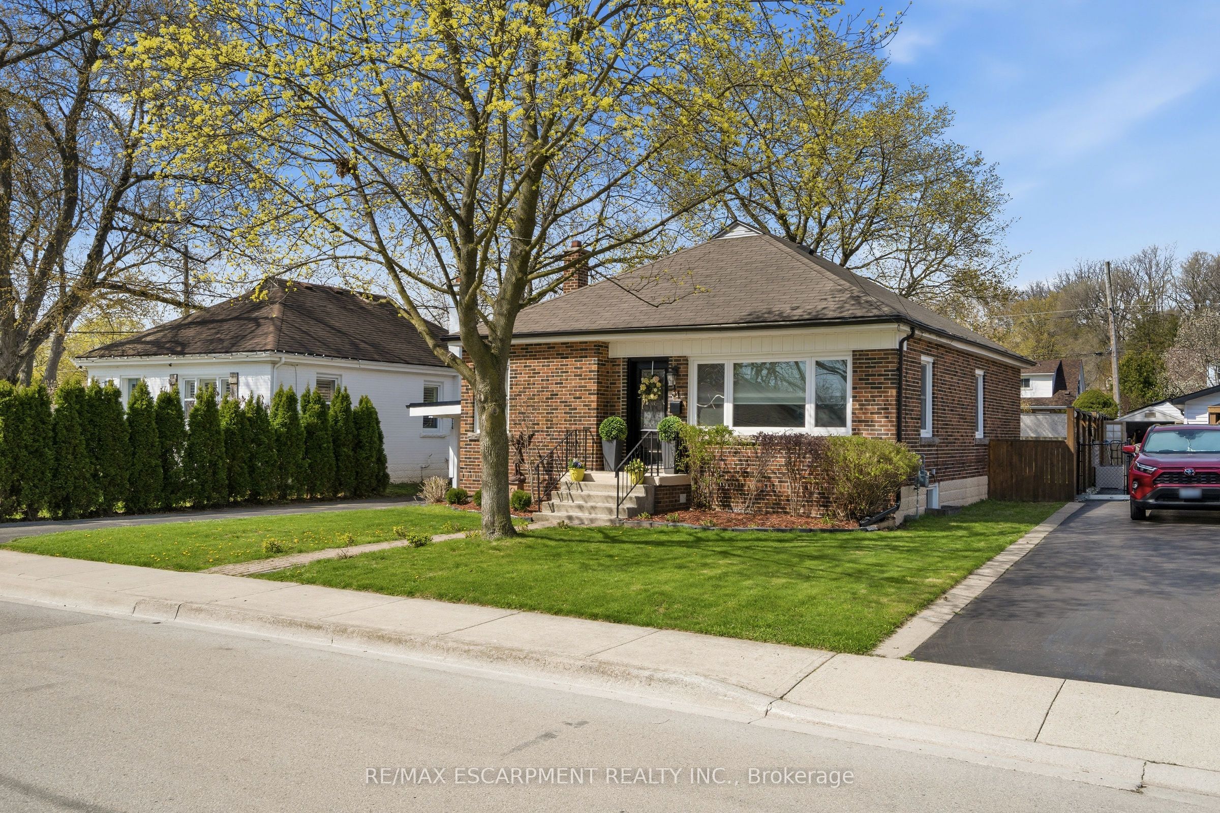31 CAMERON Avenue, Hamilton, ON L9H 1P6