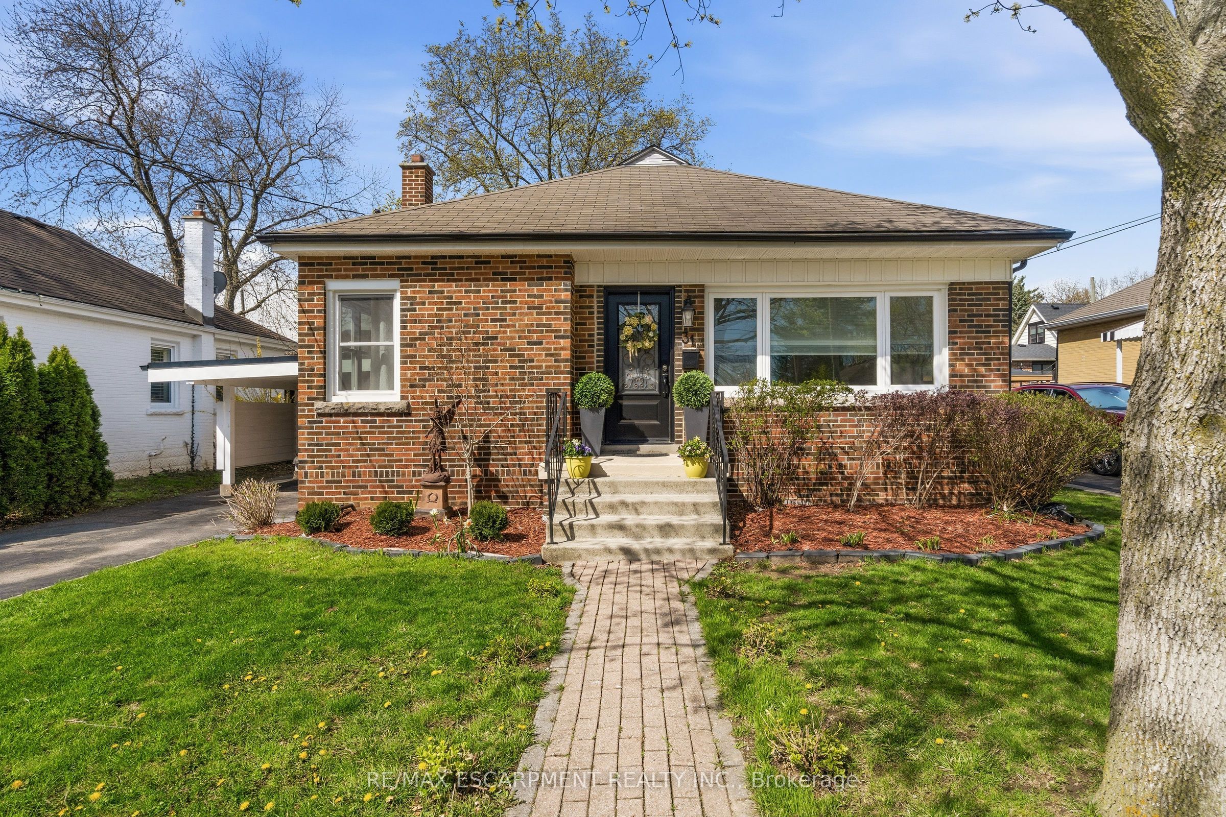31 CAMERON Avenue, Hamilton, ON L9H 1P6 photo 2