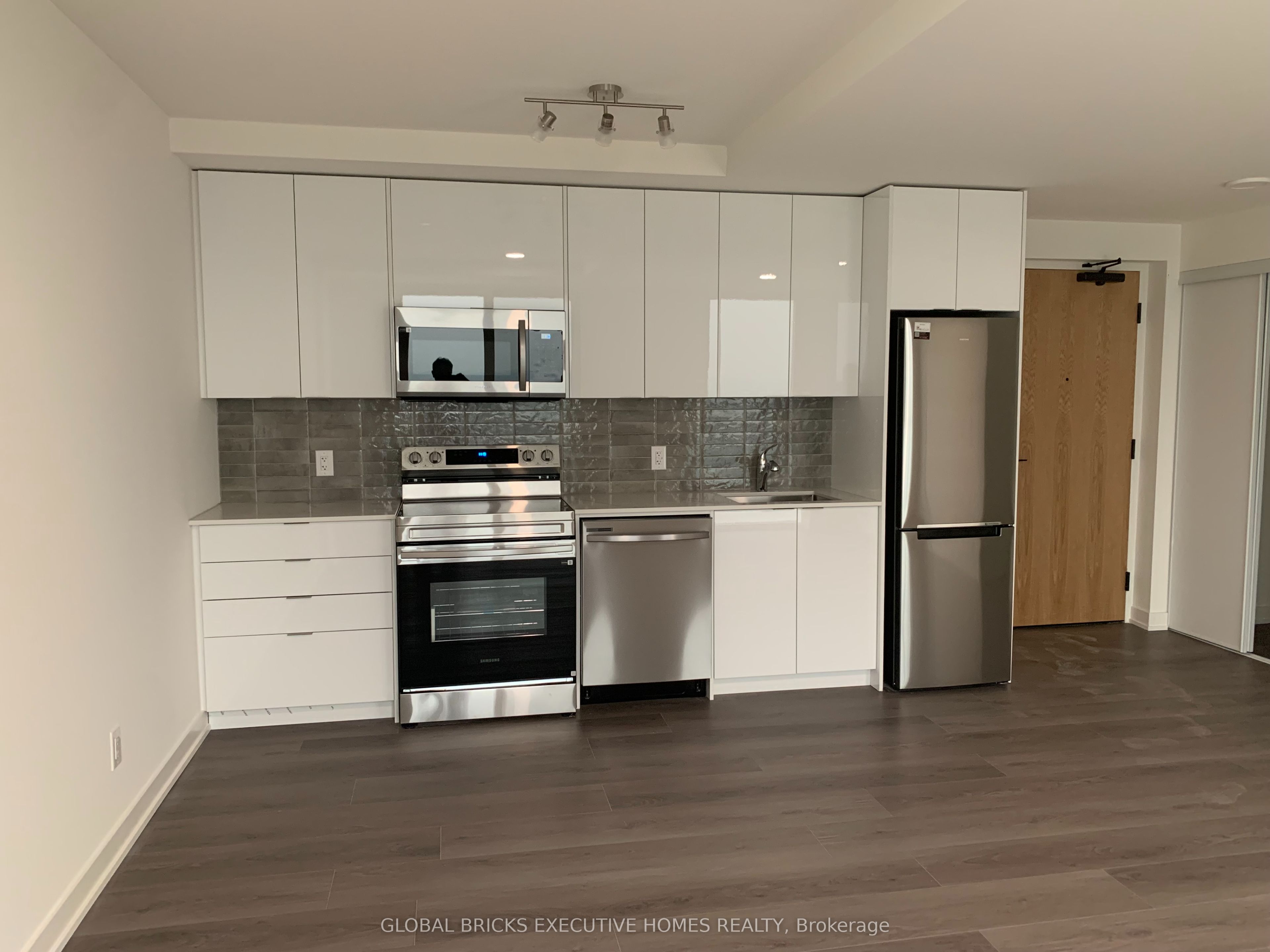 33 Erie Avenue 1806, Brantford, ON N3S 0K7 photo 3