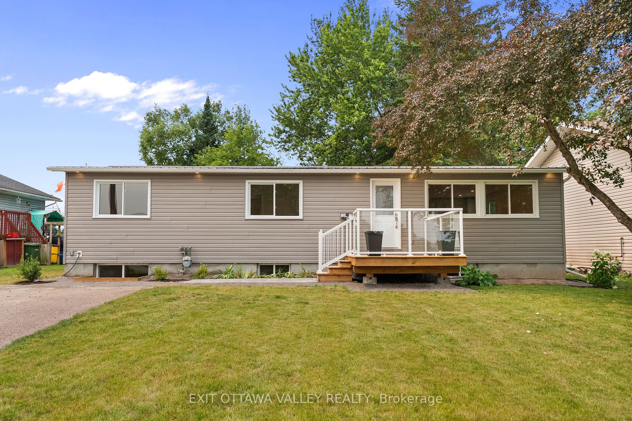 5 Selkirk Street, Petawawa, ON K8H 1N8 photo 2