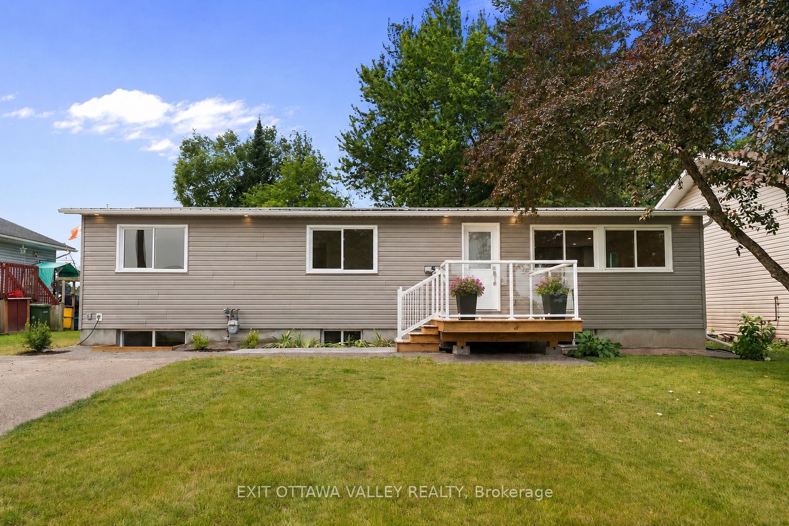 5 Selkirk Street, Petawawa, ON K8H 1N8 photo 3